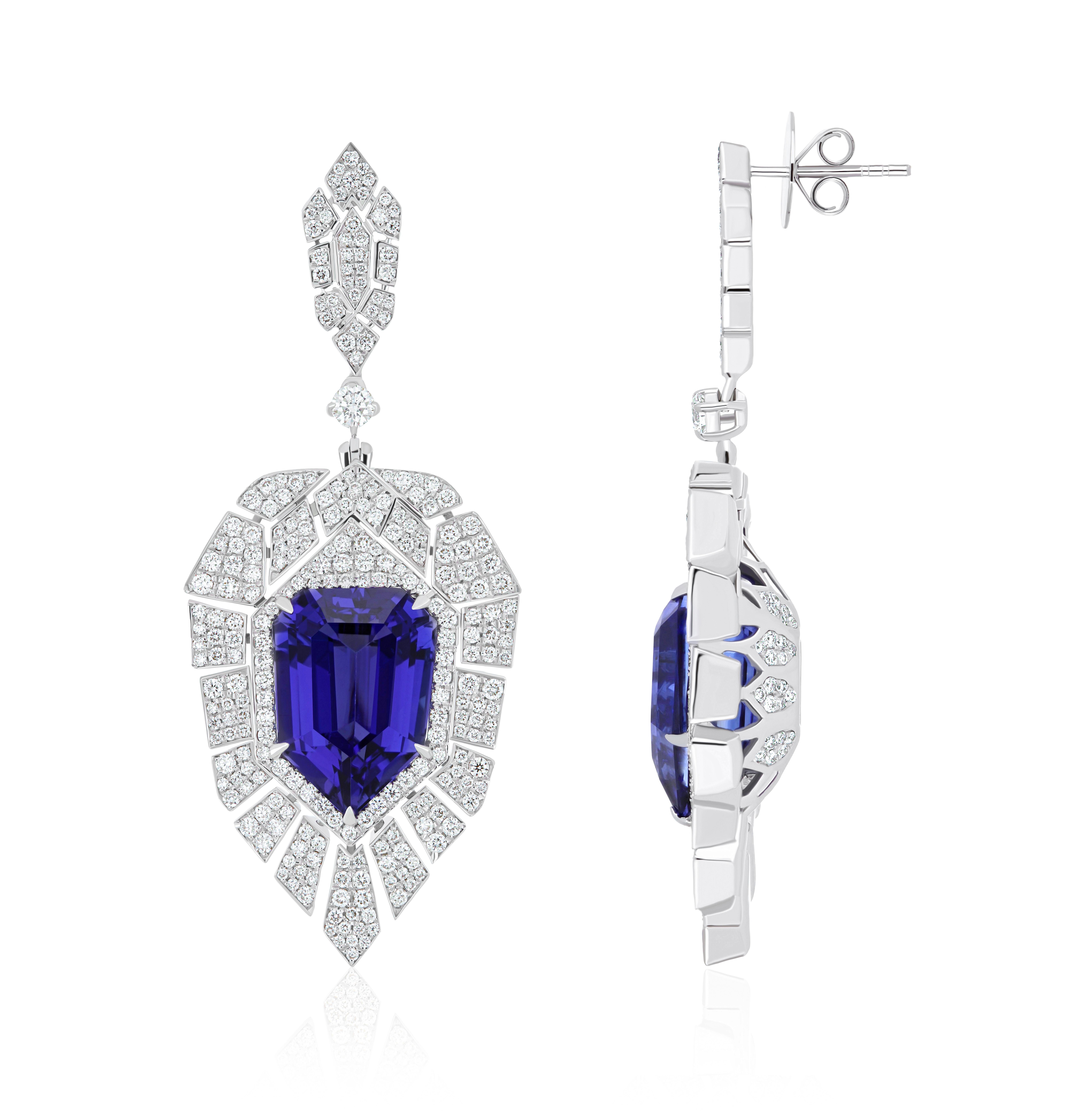 Orecchini tempestati di tanzanite e diamanti in oro bianco 18 carati in vendita 3