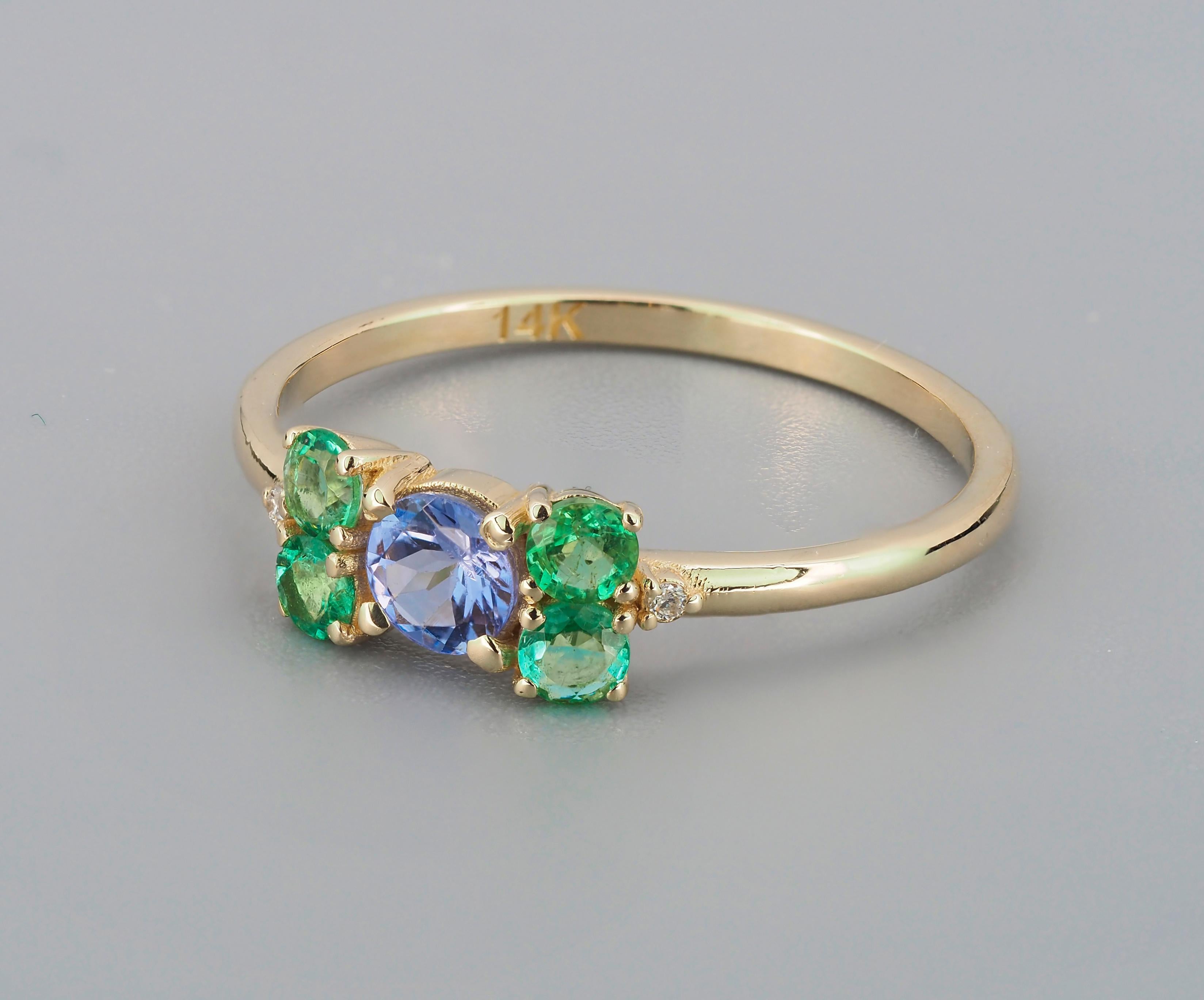 Round Cut Tanzanite and emeralds 14k gold ring. Round tanzanite gold ring.  For Sale