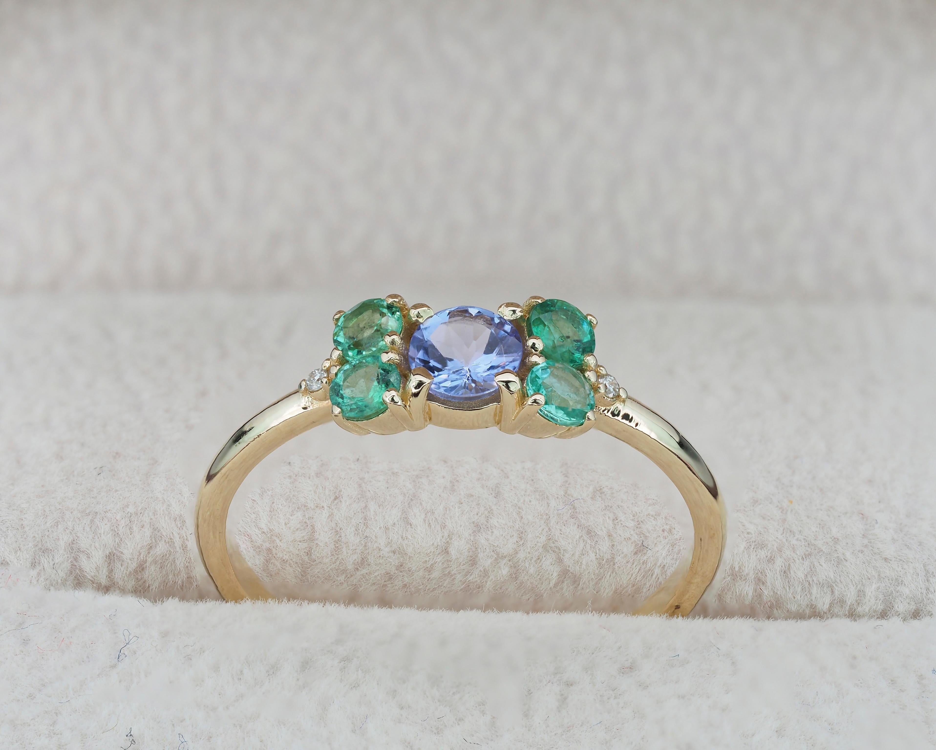 Tanzanite and emeralds 14k gold ring. Round tanzanite gold ring.  In New Condition For Sale In Istanbul, TR