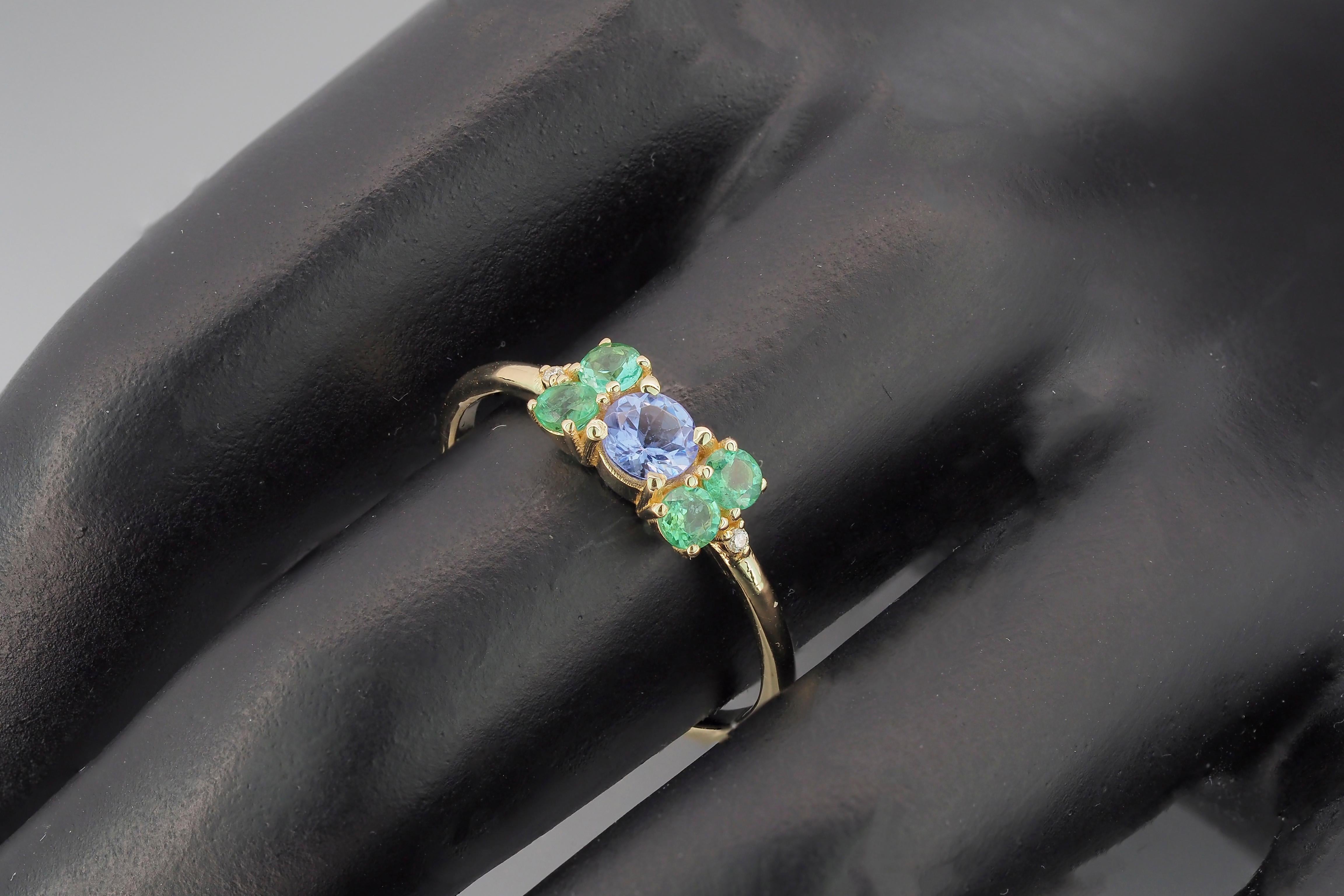 Tanzanite and emeralds 14k gold ring. Round tanzanite gold ring.  For Sale 2