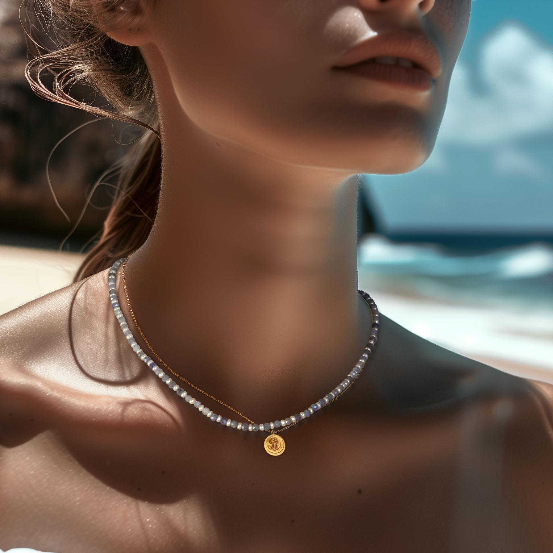 Eleganza celestiale con questa collana di tanzanite e mini perle. Indossando questo incantevole pezzo, sentirai una miscela armoniosa di saggezza terrena e grazia celeste, che ti ispirerà a percorrere il viaggio della vita con equilibrio e