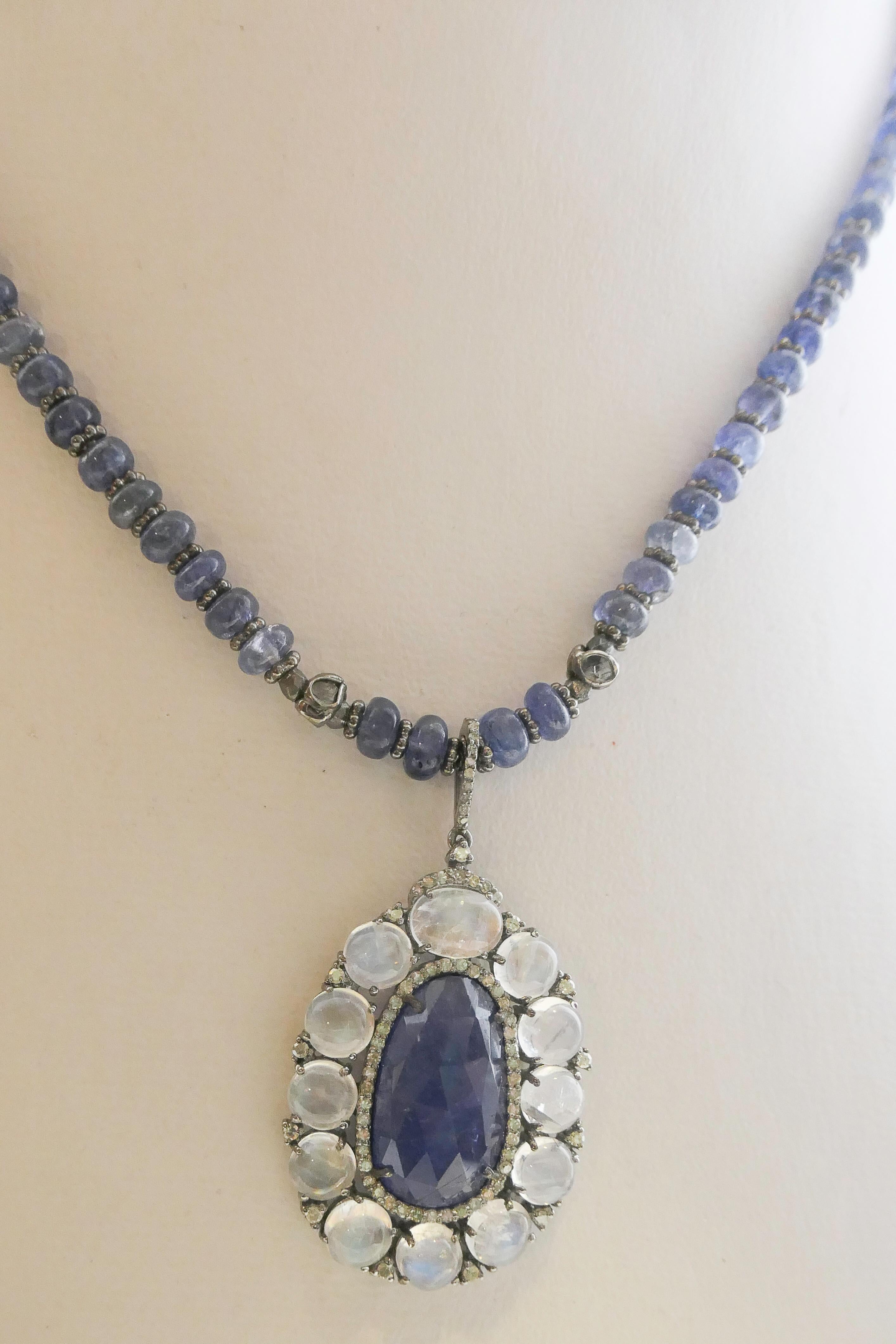 Collana con ciondolo di tanzanite e pietra di luna in argento sterling ossidato, 17 pollici

Questa straordinaria collana presenta un'audace tanzanite opaca sfaccettata di 12 x 20 mm al centro, incorniciata da un'aureola luminosa di pietre lunari