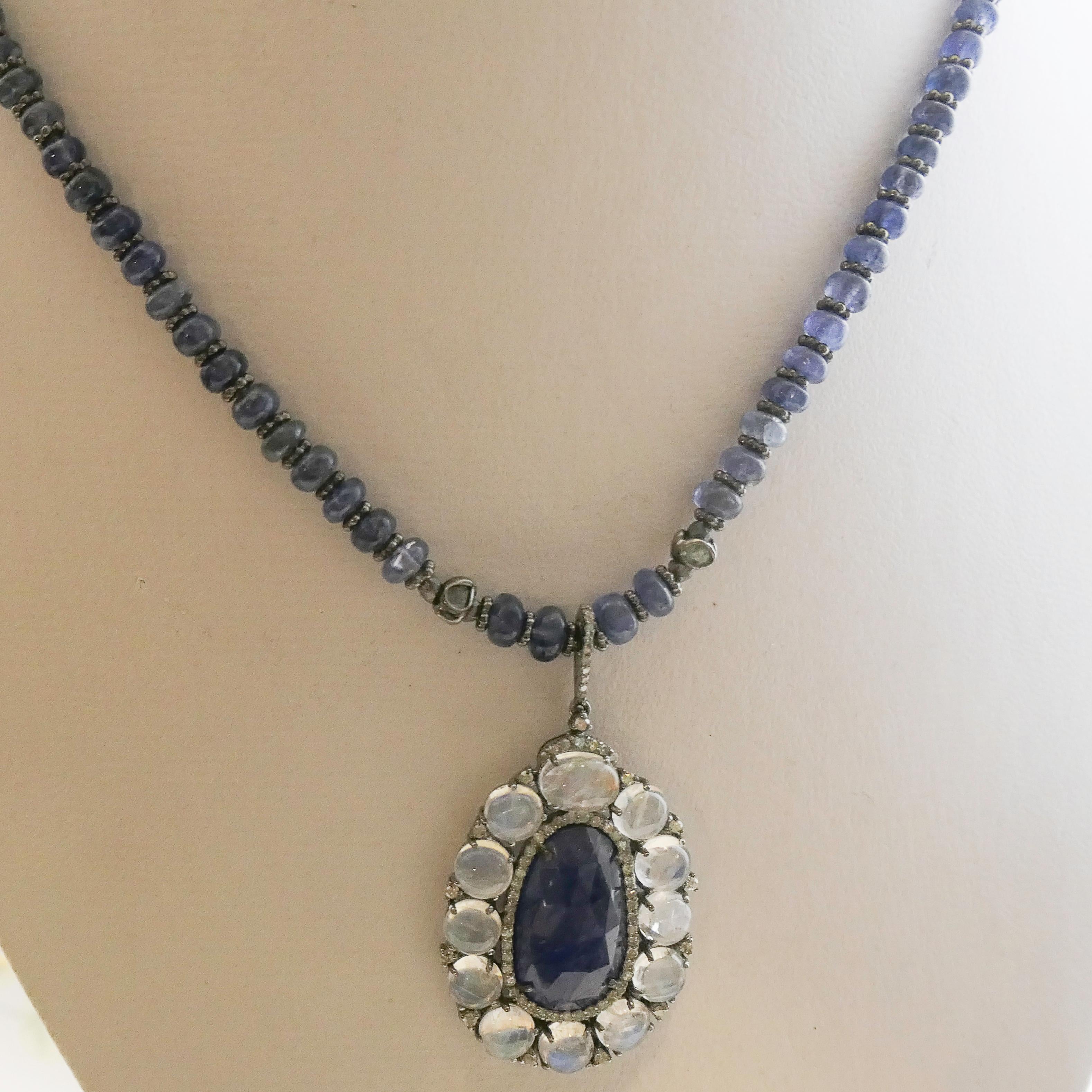 Taglio misto Collana in argento sterling ossidato con tanzanite e pietra di luna da 17 pollici in vendita