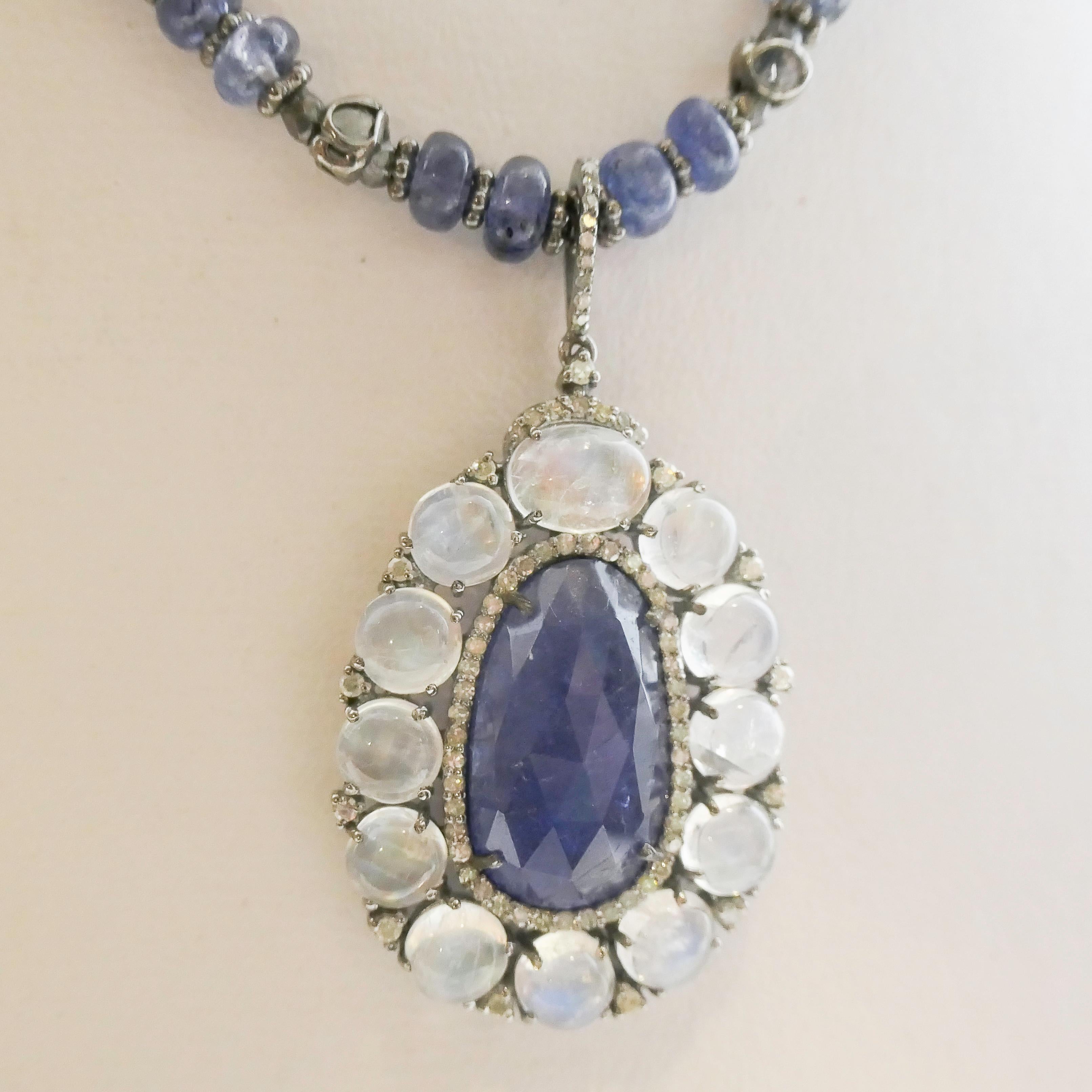 Collana in argento sterling ossidato con tanzanite e pietra di luna da 17 pollici In condizioni Nuovo in vendita a Oslo, 03