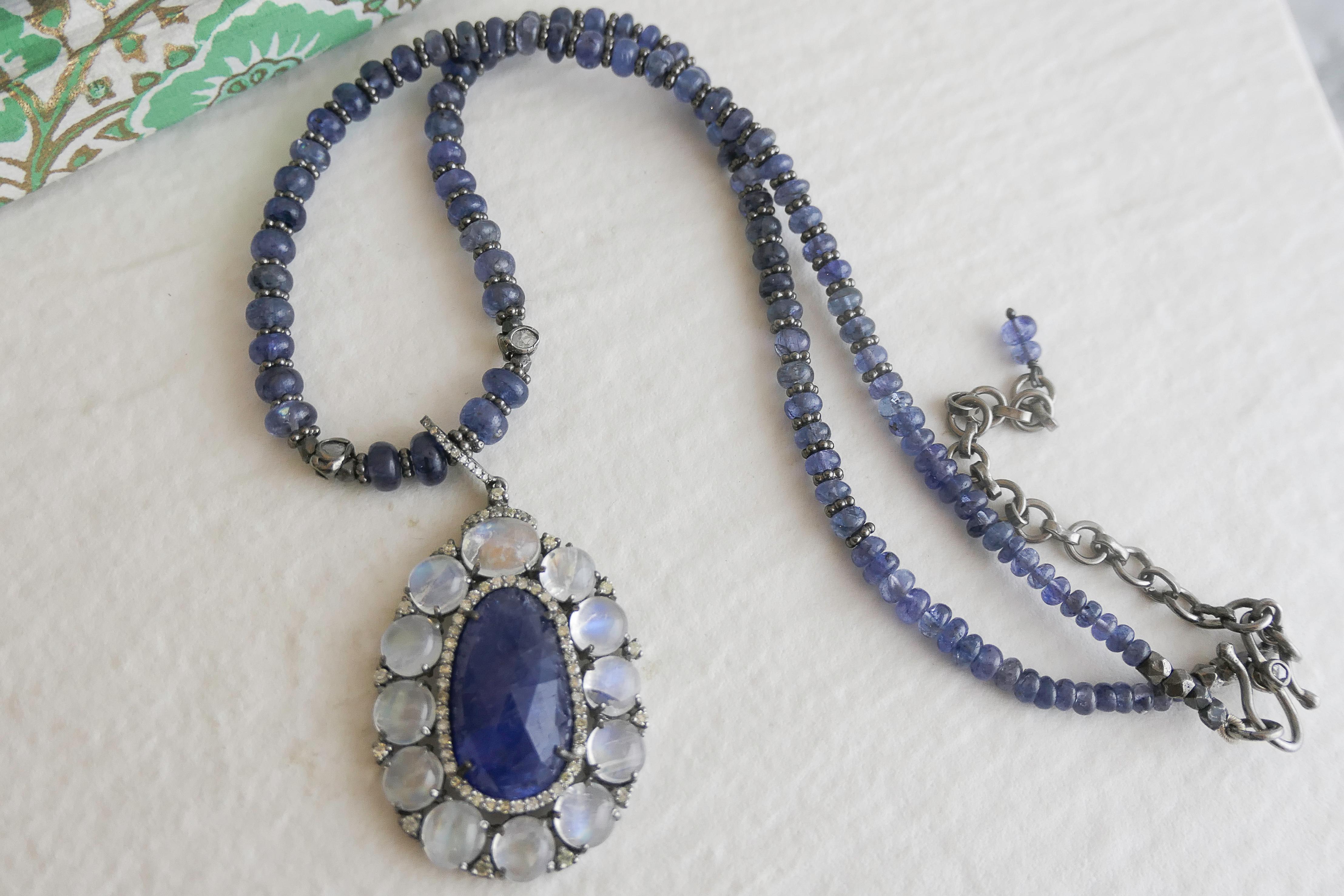 Donna Collana in argento sterling ossidato con tanzanite e pietra di luna da 17 pollici in vendita