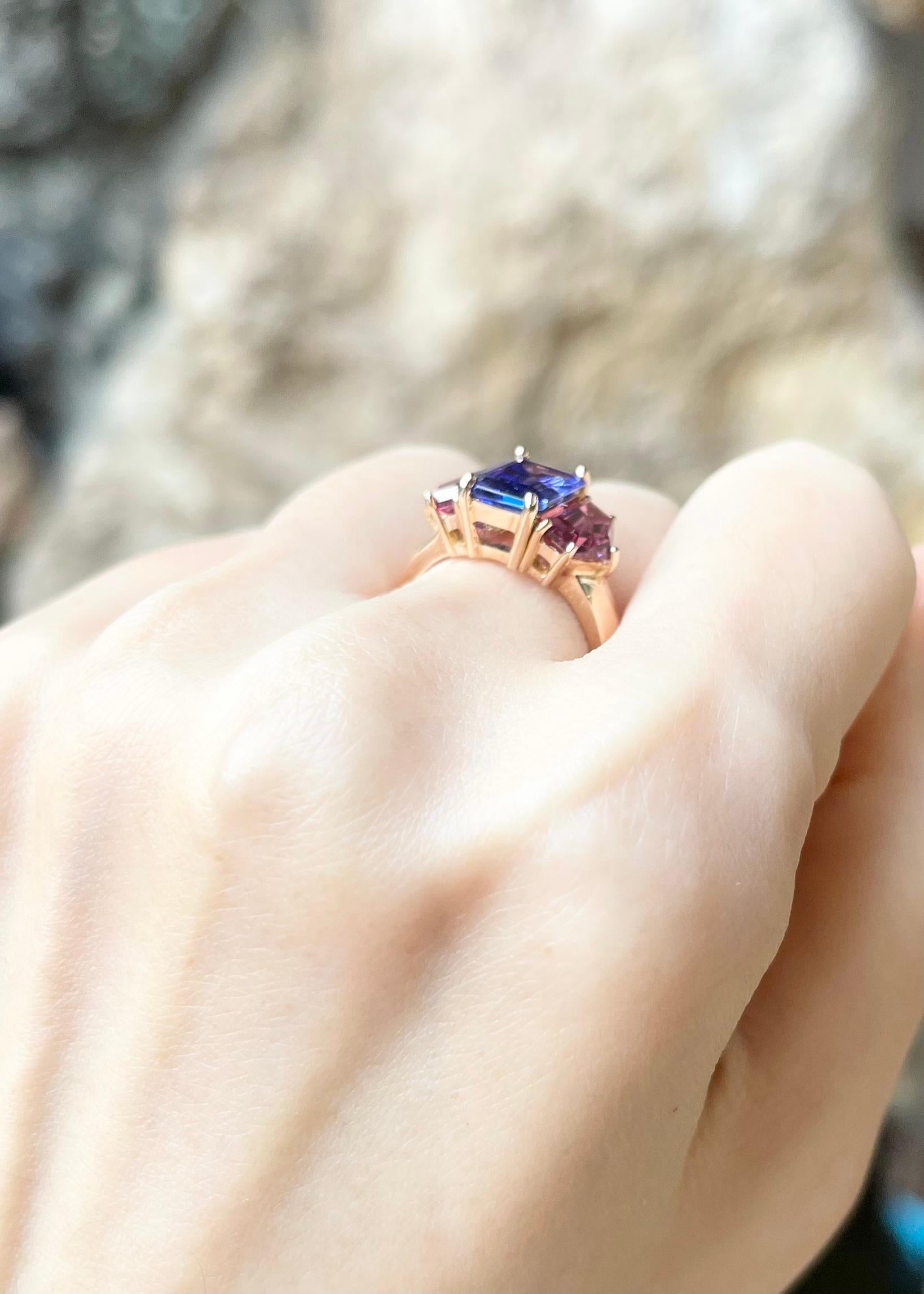 Tanzanite and Pink Tourmaline Ring set in 18K Rose Gold Settings In New Condition For Sale In Bangkok, TH