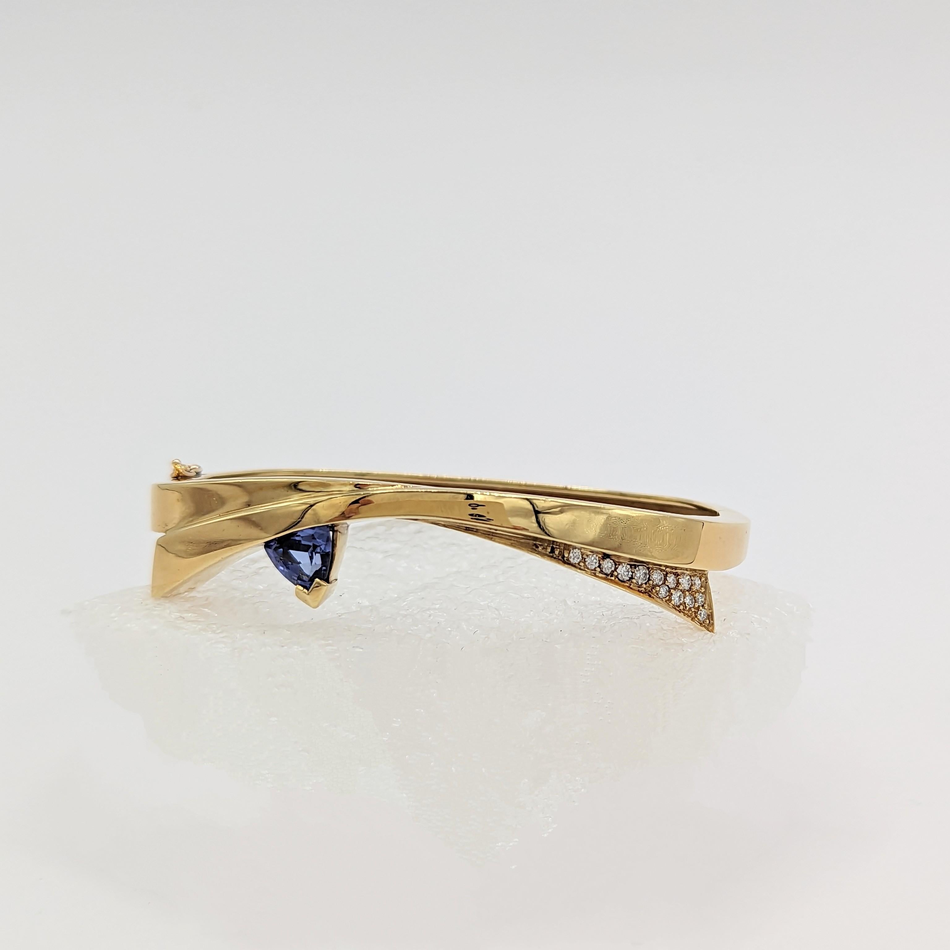 Tanzanite and White Diamond Bangle in 18K Yellow Gold In New Condition For Sale In Los Angeles, CA