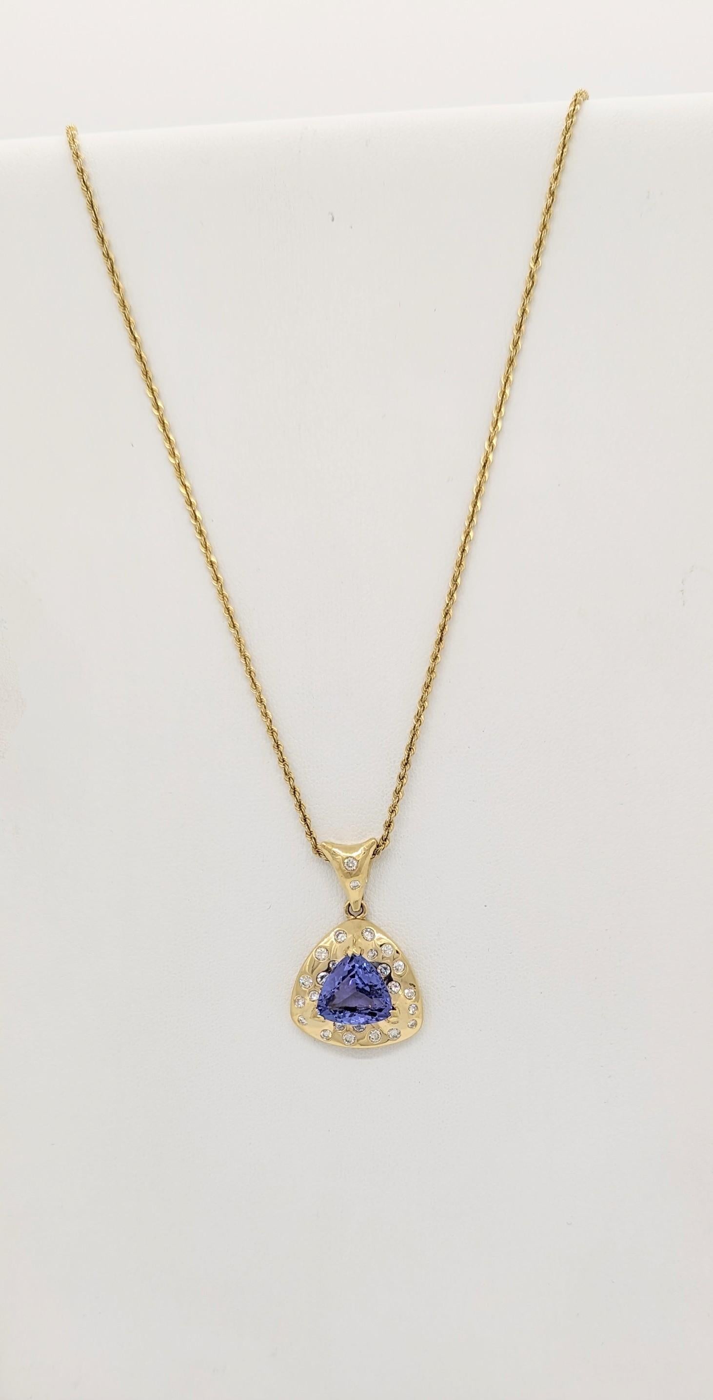Tanzanite and White Diamond Necklace in 18K Yellow Gold In New Condition For Sale In Los Angeles, CA