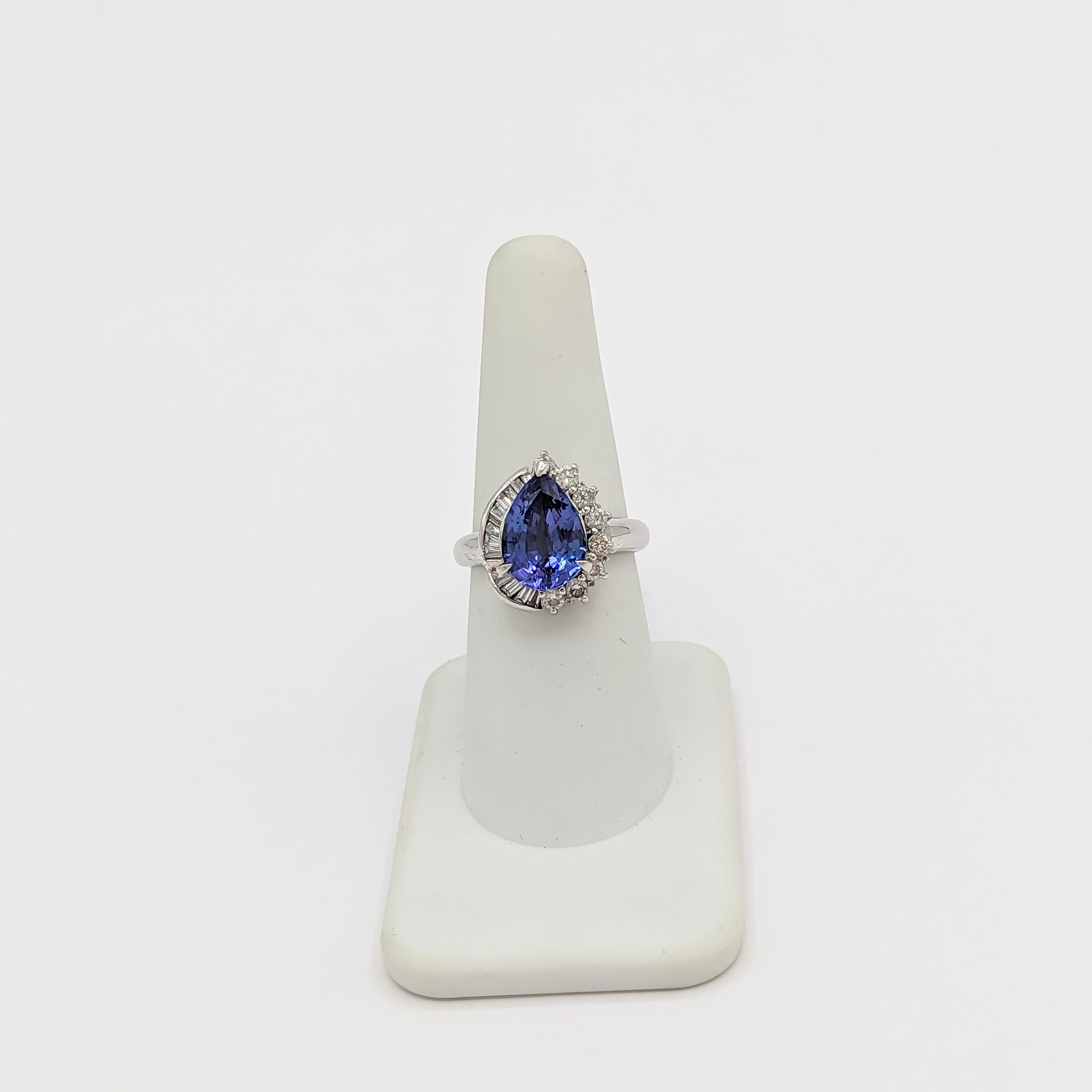 Tanzanite and White Diamond Ring in Platinum In New Condition For Sale In Los Angeles, CA