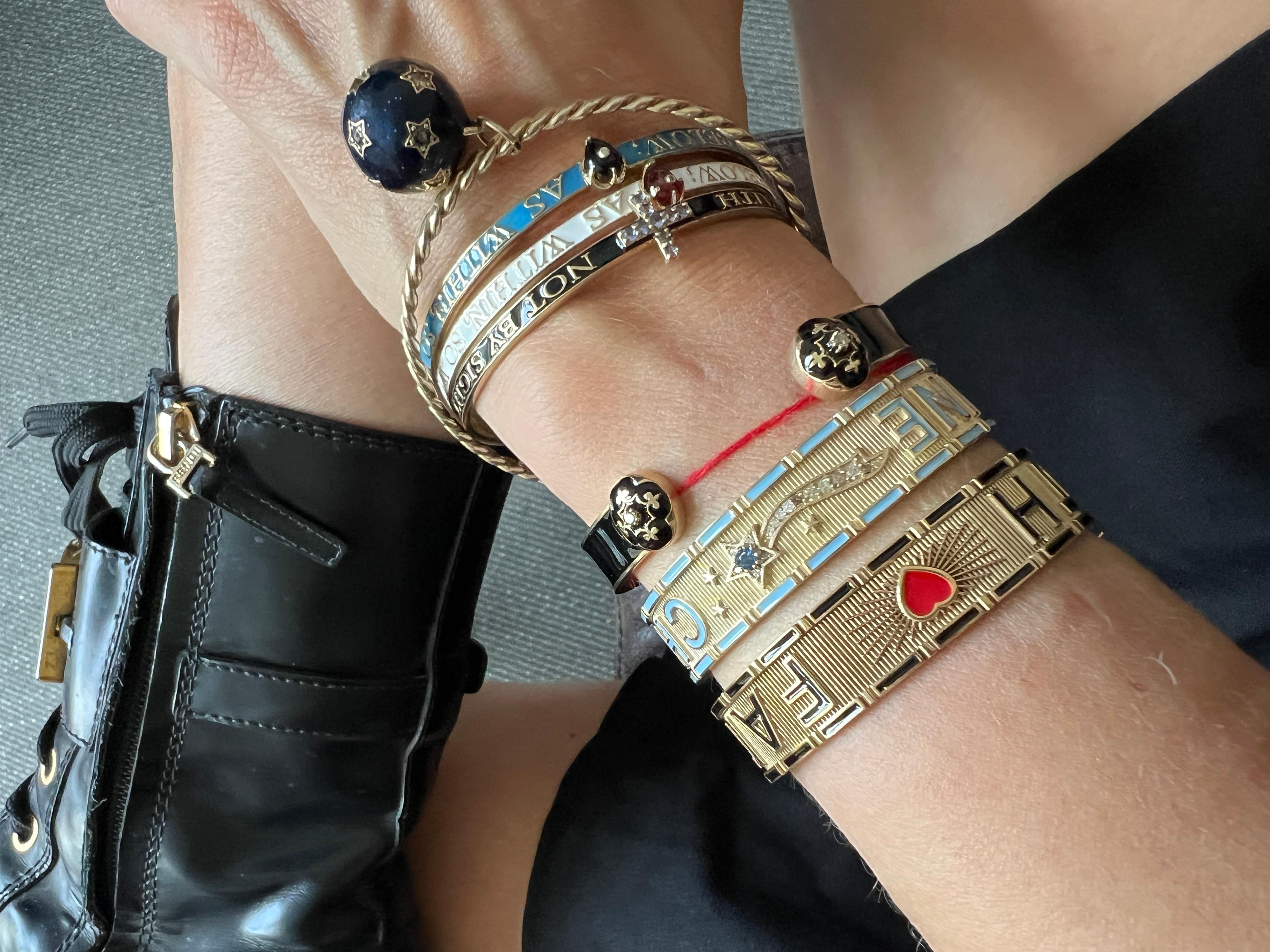 Vittoriano Bracciale Bangle con tanzanite e croce smaltata nera in vendita