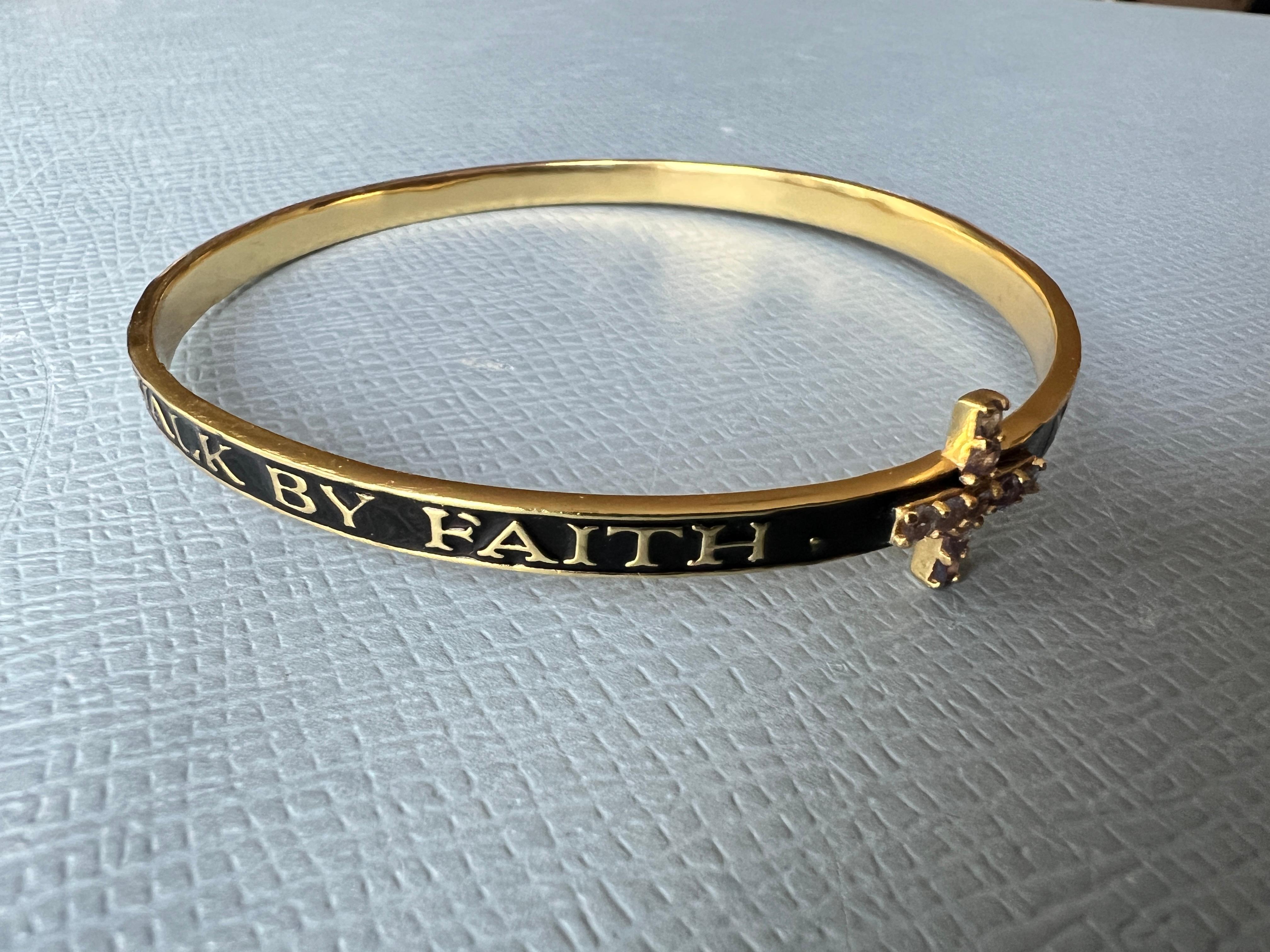 Donna Bracciale Bangle con tanzanite e croce smaltata nera in vendita