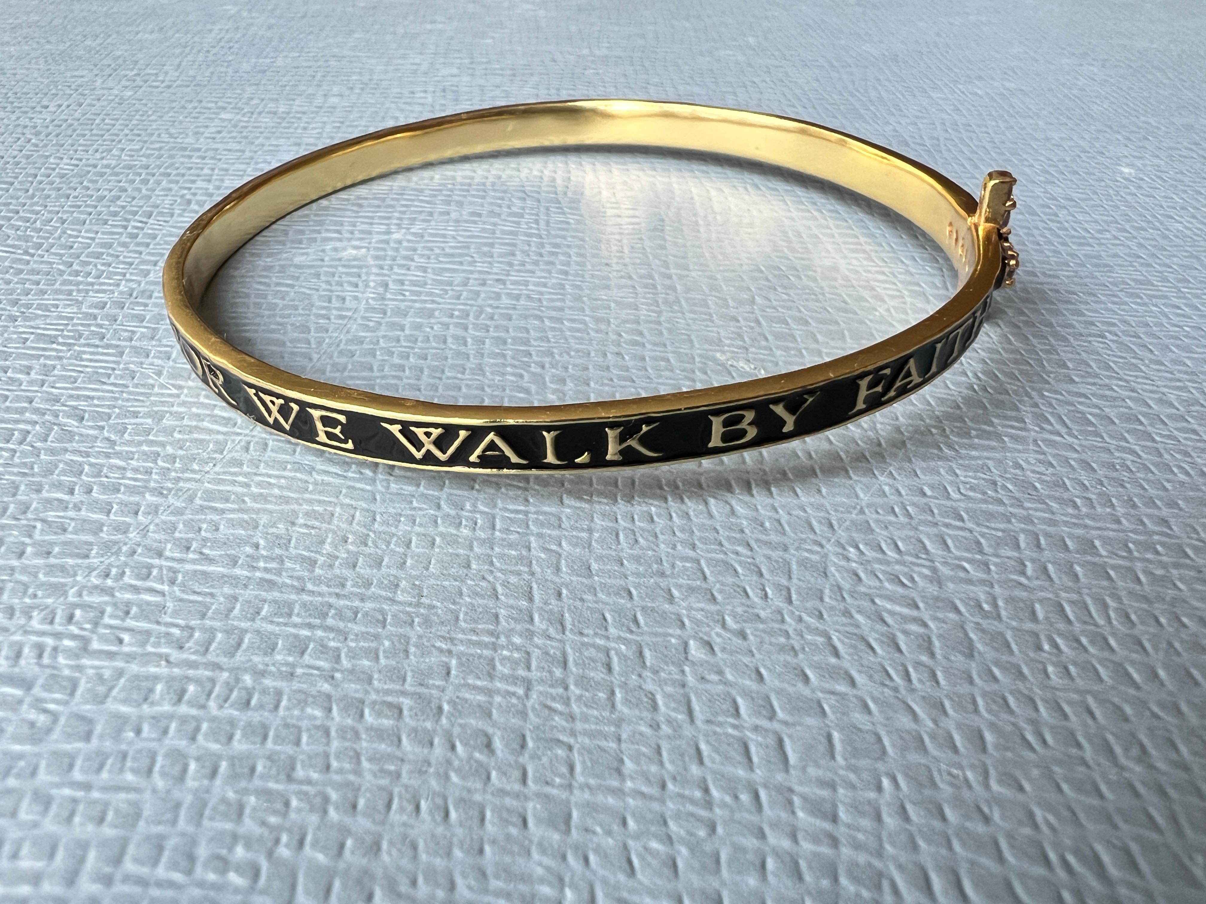 Bracciale Bangle con tanzanite e croce smaltata nera in vendita 1