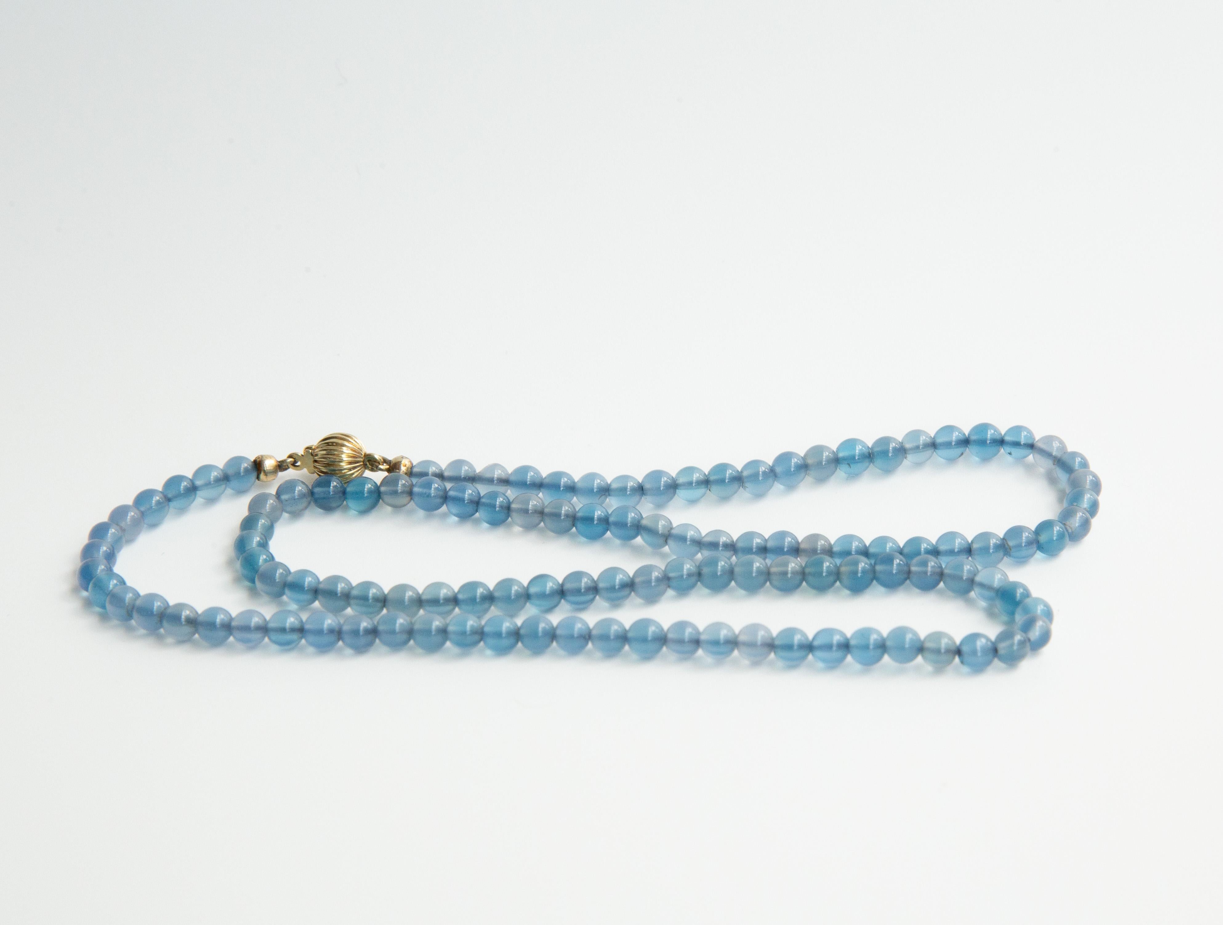 Collier / tour de cou vintage en perles de tanzanite naturelle. Le collier se ferme à l'aide d'un fermoir à bille en or jaune 14 carats. La fermeture est marquée par  585 et JkA qui représentent respectivement la teneur en or 14 carats et le
