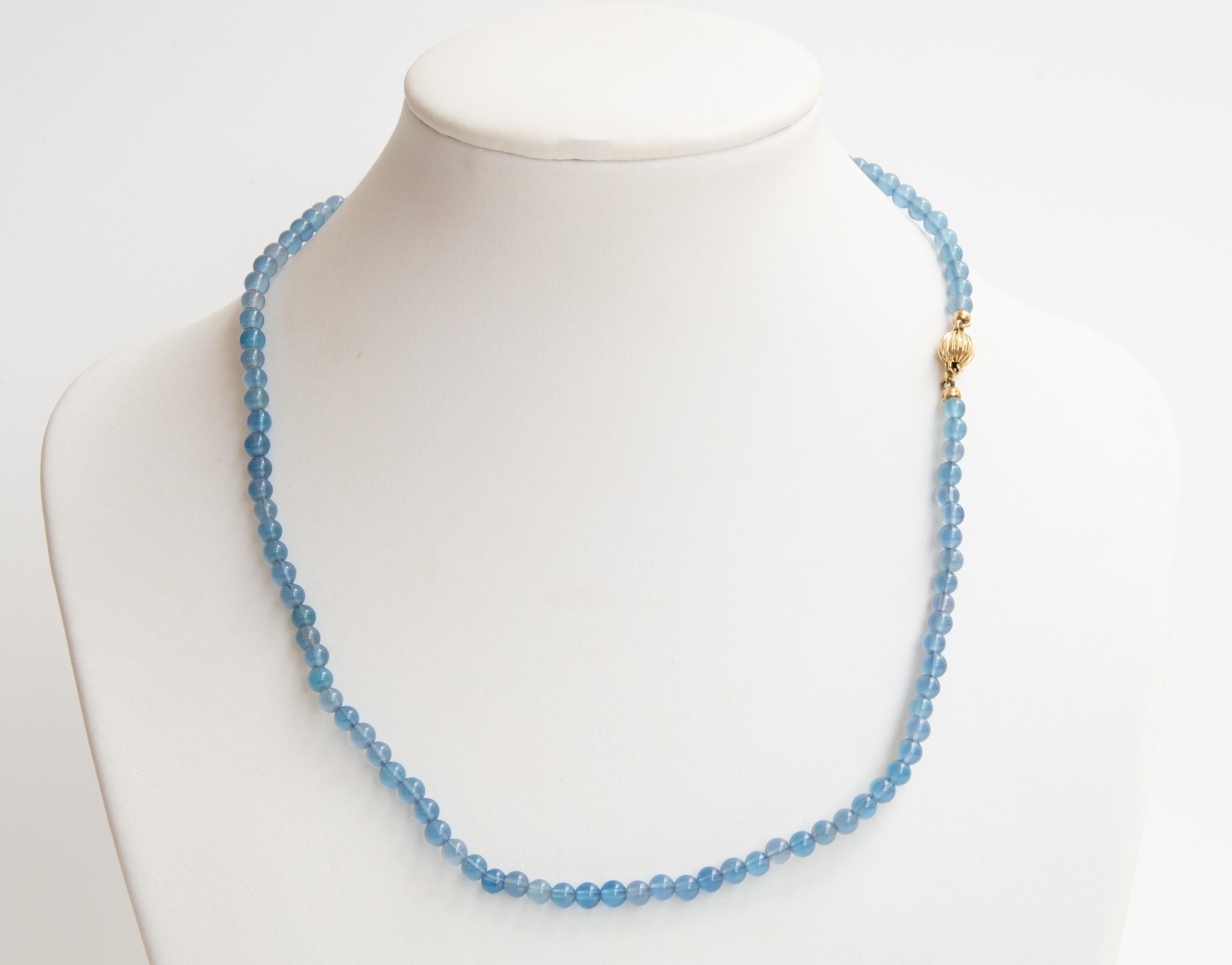 Collier / tour de cou vintage en perles de tanzanite naturelle. Le collier se ferme à l'aide d'un fermoir à bille en or jaune 14 carats. La fermeture est marquée par  585 et JkA qui représentent respectivement la teneur en or 14 carats et le