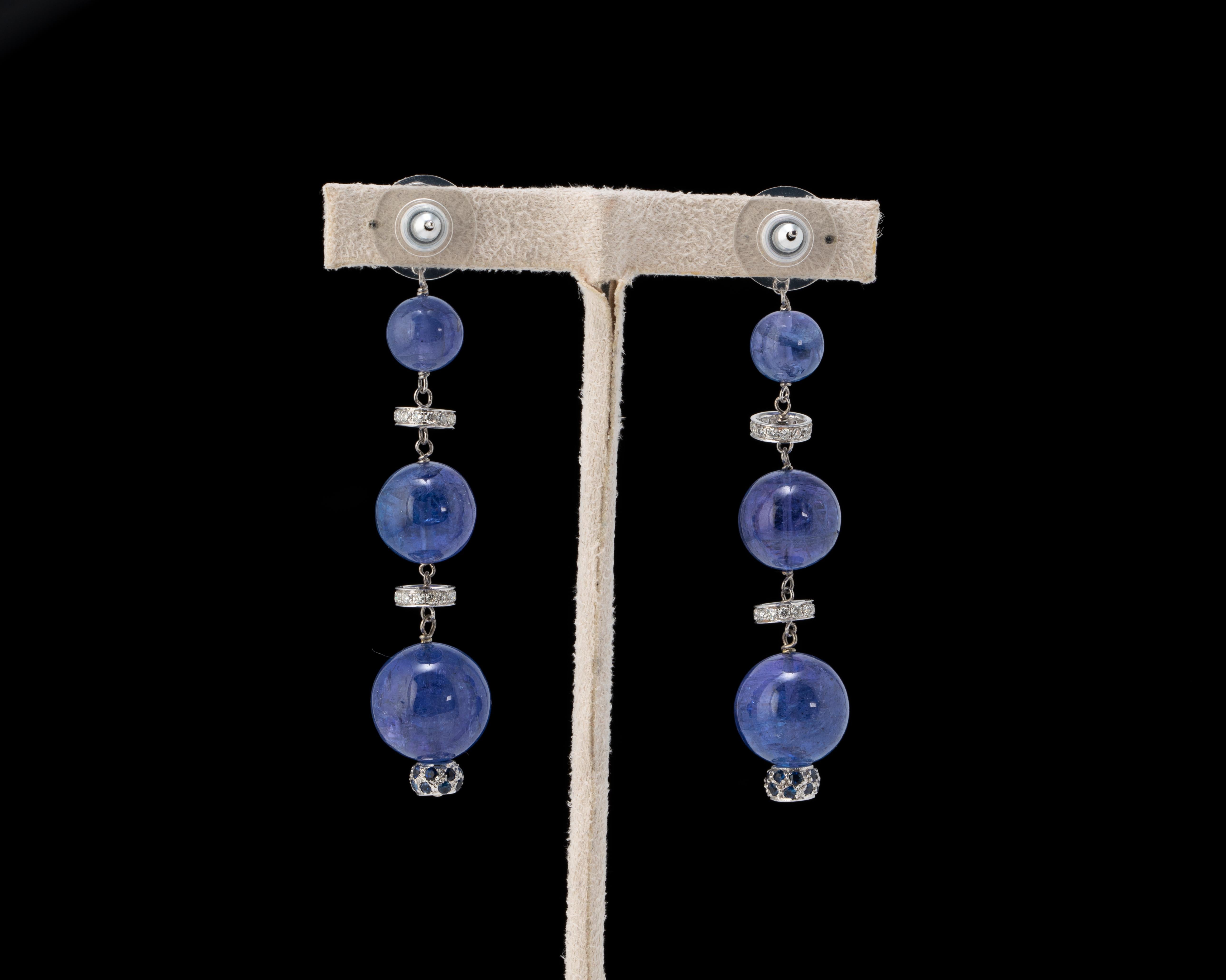 Moderne Pendants d'oreilles en perles de tanzanite et diamants en vente