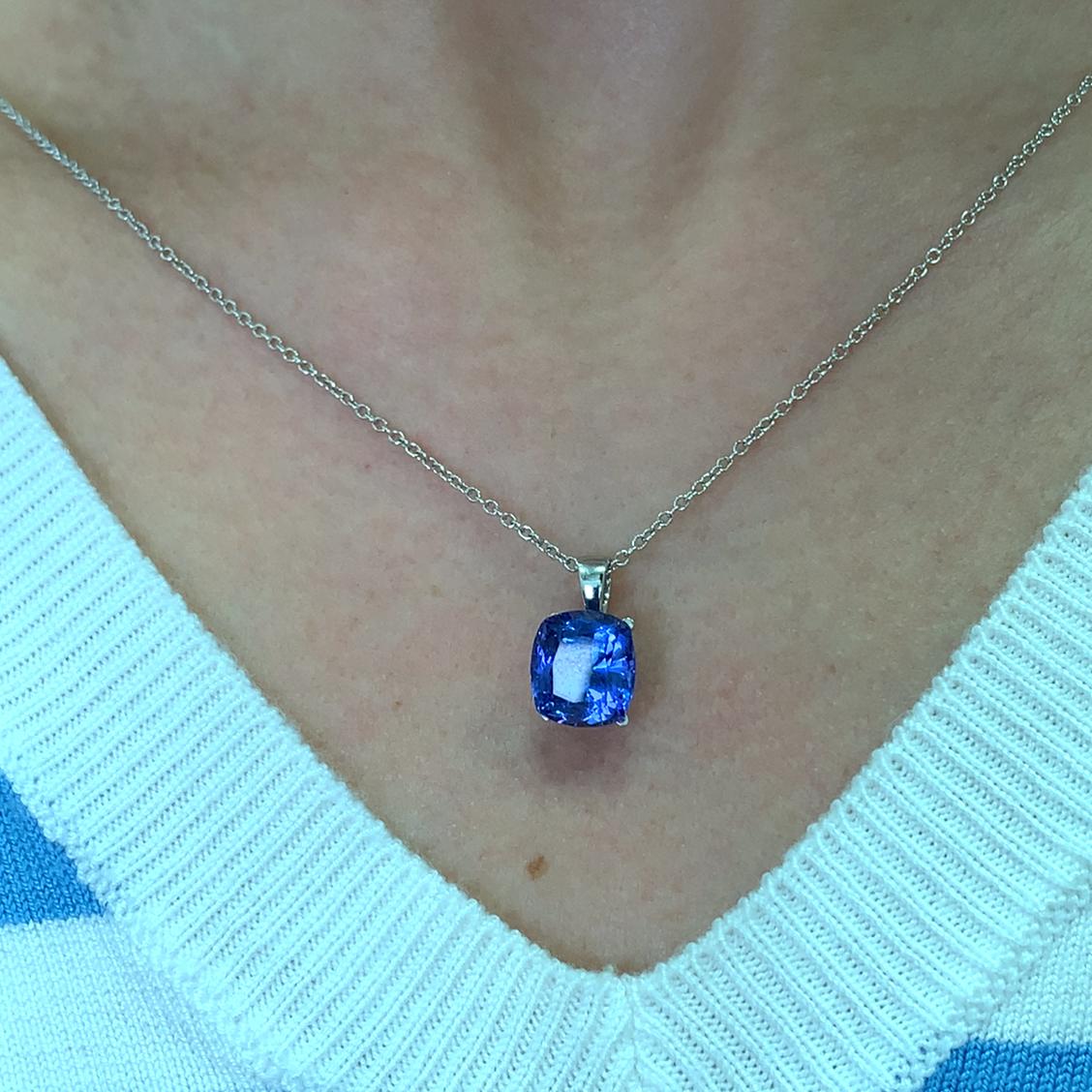 Questo splendido ciondolo presenta un'affascinante gemma di tanzanite blu da 3,66 carati con taglio a cuscino, sospesa con eleganza da una delicata catena in oro bianco 18 carati. La ricca tonalità della pietra tanzanite di circa 11/9 mm cattura la