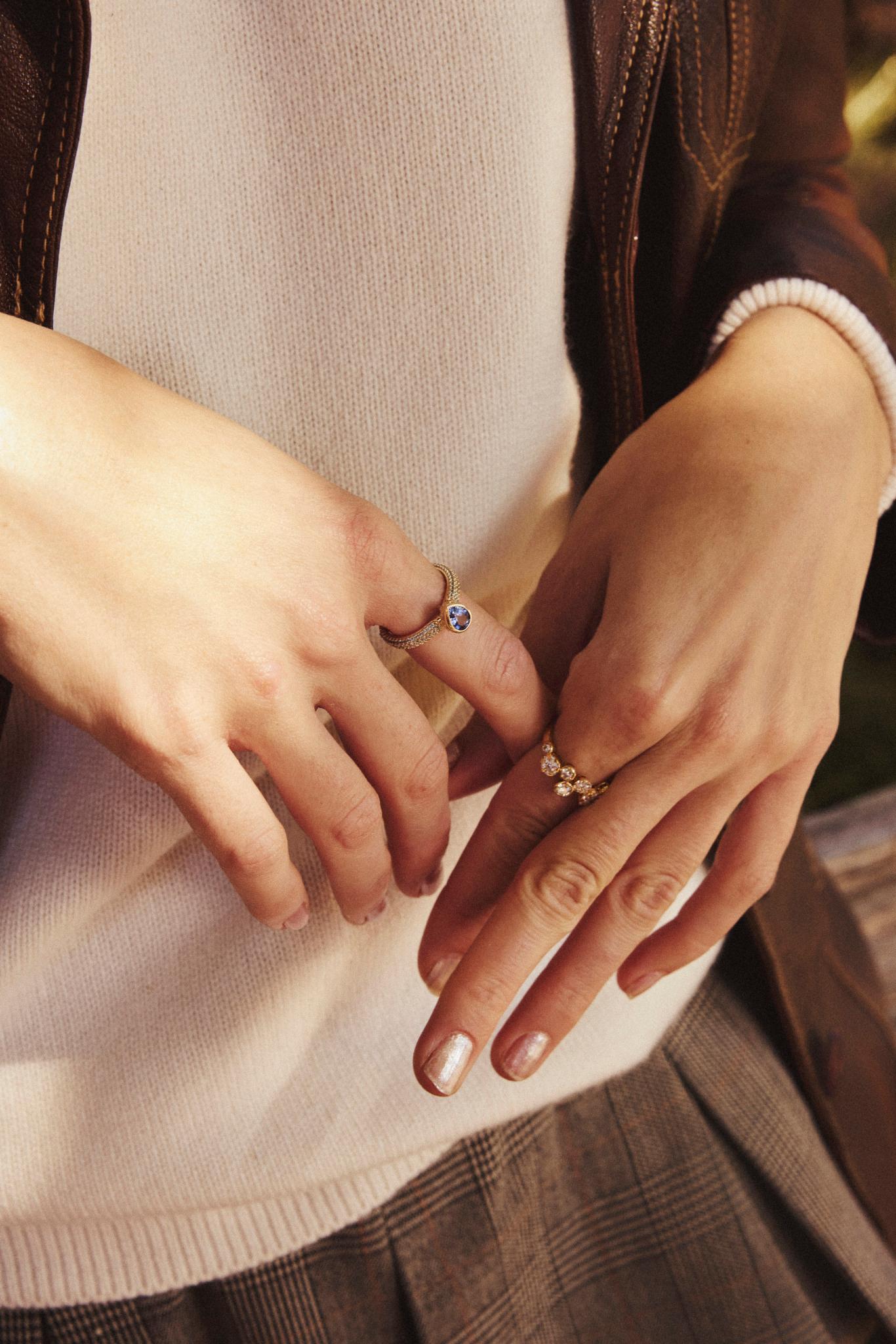 Un anillo precioso y artístico, con una tanzanita natural AA de 7x5 mm en forma de pera, de 0,5 quilates, con un halo de diamantes redondos de 16-1 mm. La banda del anillo está adornada con 98 topacios azules suizos facetados AA de 1 mm. Anchura del