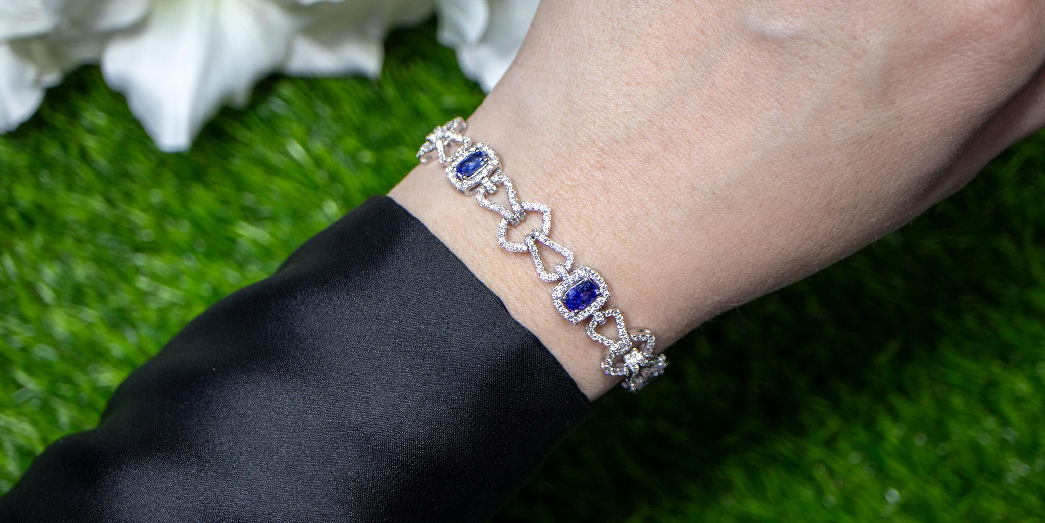 Cushion Cut Tanzanite Bracelet Diamond Links 7 Carats 18K Gold For Sale