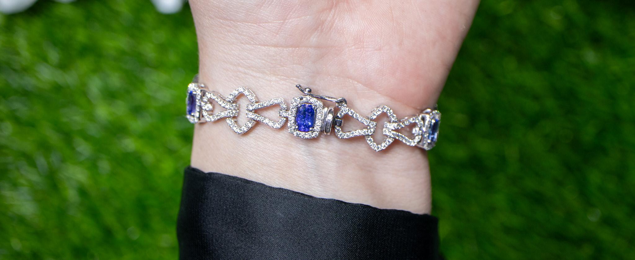 Tanzanite Bracelet Diamond Links 7 Carats 18K Gold In Excellent Condition For Sale In Laguna Niguel, CA