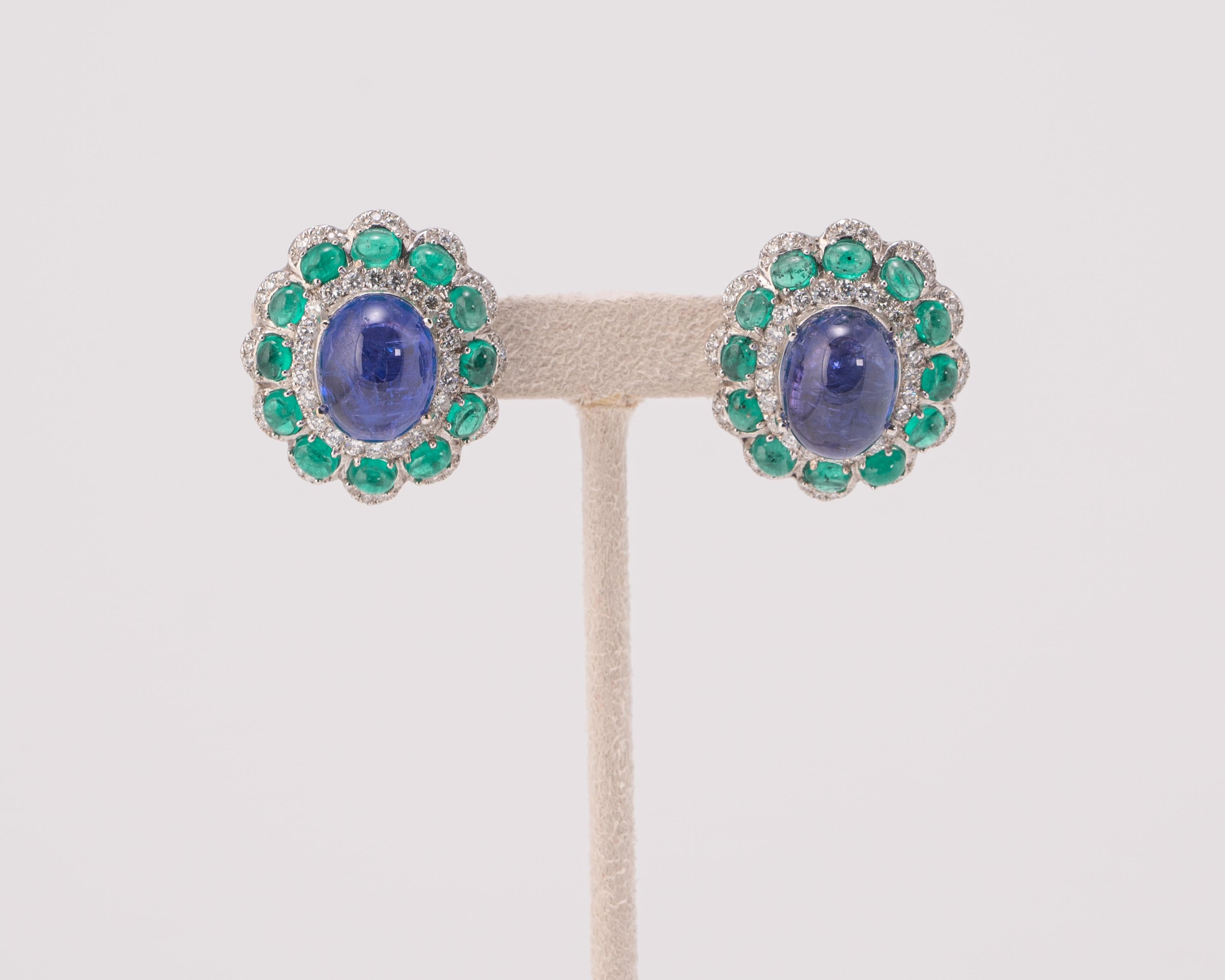 Clous d'oreilles en tanzanite cabochon et cabochon d'émeraude Neuf - En vente à Bangkok, Thailand