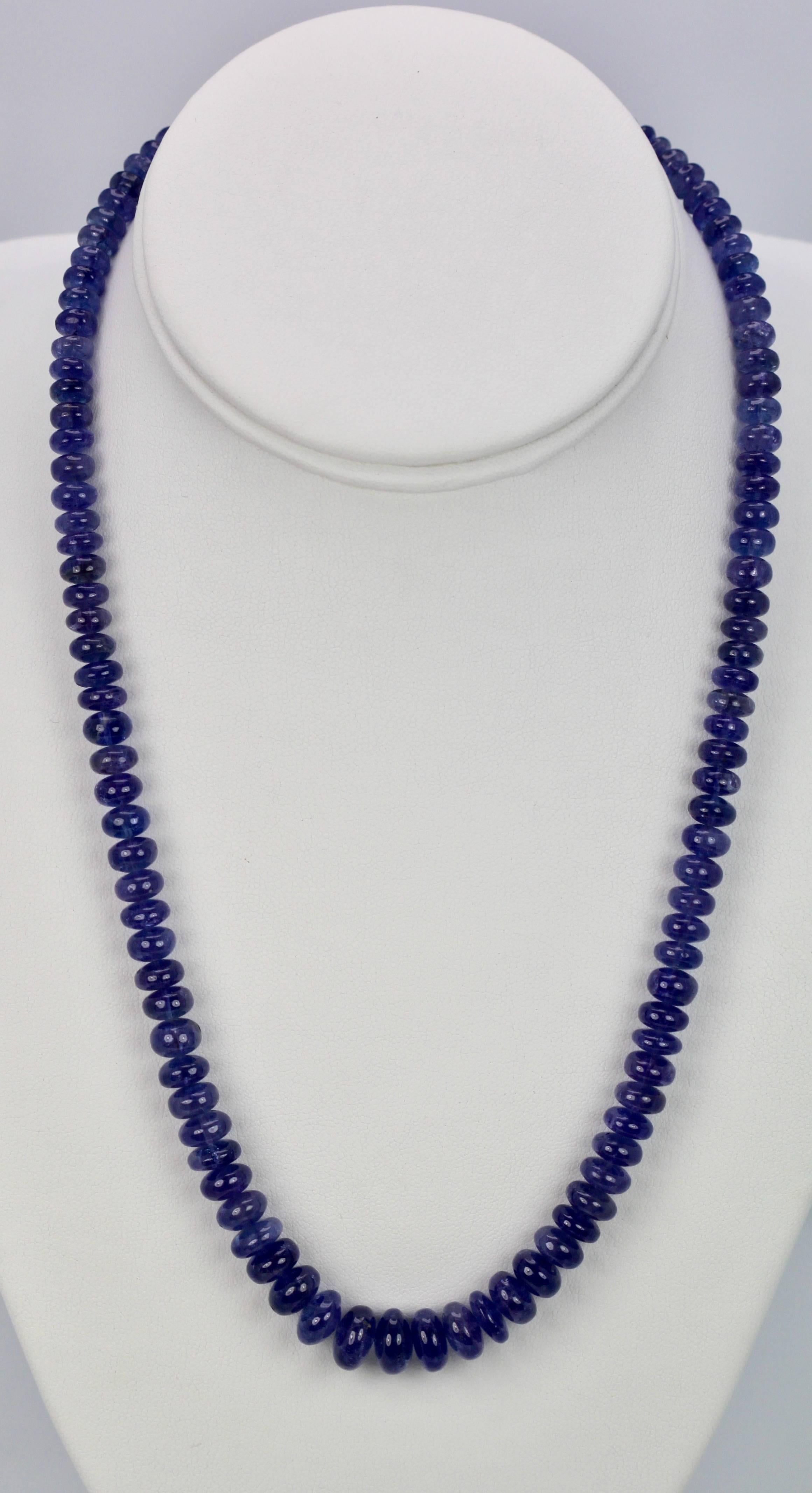 Taille ovale Collier de perles en cabochon de tanzanite 14 carats fermoir en vente