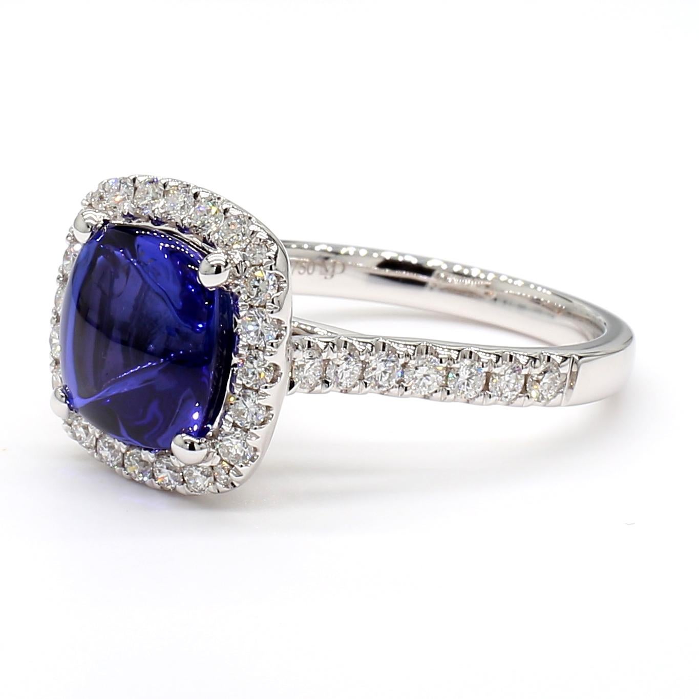 Este anillo con cabujón de tanzanita acentuado por un halo de diamantes es un testimonio de artesanía fina y diseño atemporal. Perfecto para quienes aprecian la belleza de los diamantes naturales, este anillo ofrece un equilibrio de lujo y sencillez