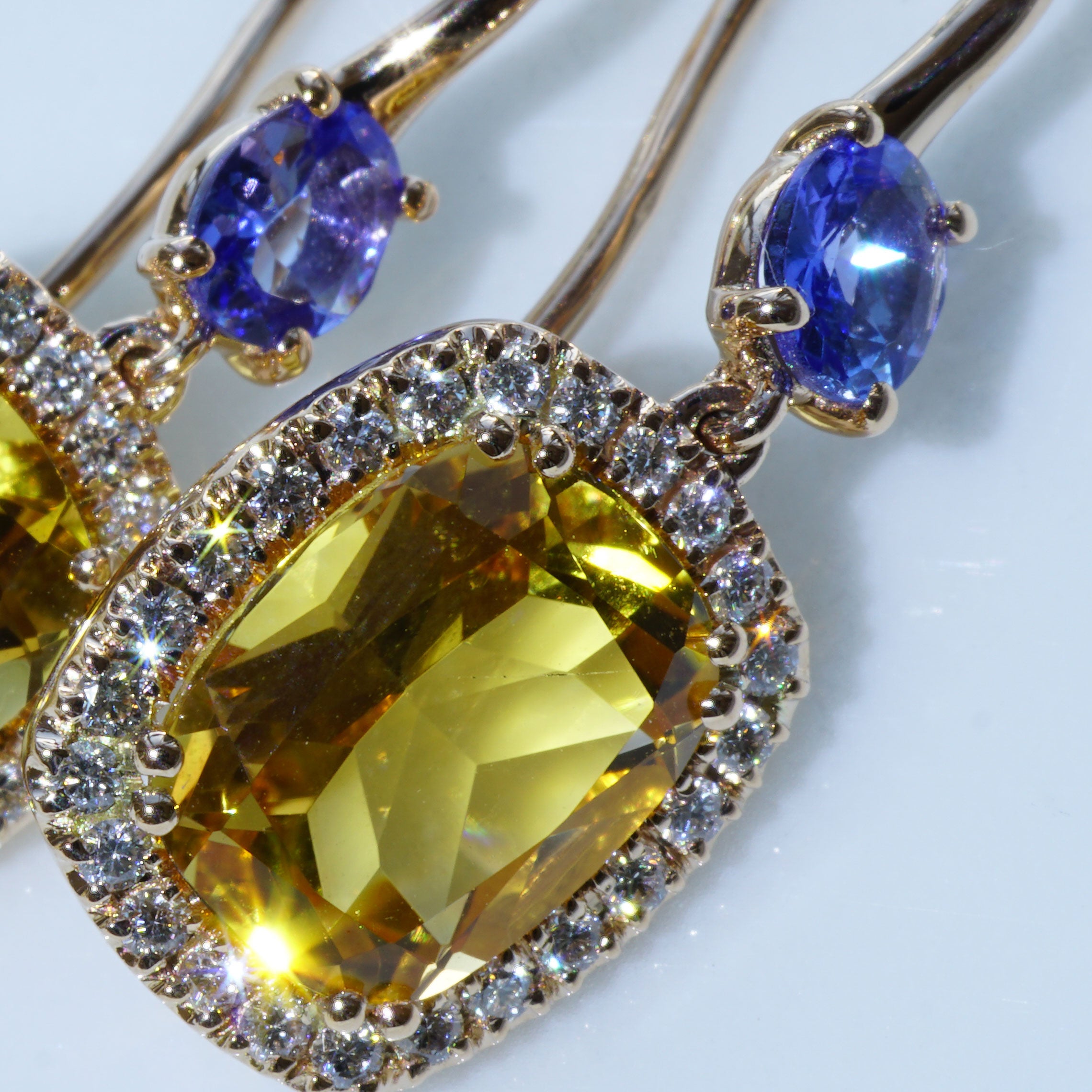 Earrings of high quality made in a traditional Italian goldsmith in Valenza, modern design, two oval gold-colored citrines total approx. 5.25 ct and two blue-violet oval faceted tanzanites 0.63 ct, AAA+, bright color qualities, full cut brilliants