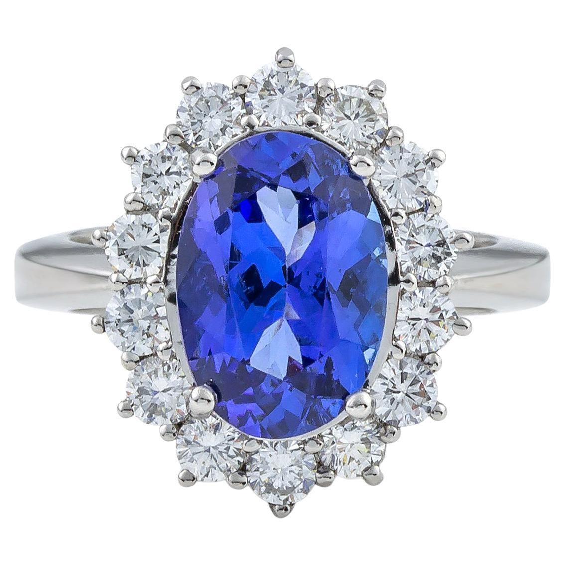 Anillo Clásico Racimo de Tanzanita Óvalo Azul en Oro Blanco de 18 Kt y Diamantes Brillantes