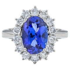 Tanzanite Cluster Classic Ring Blue Oval in 18Kt White Gold & Brilliant Diamonds