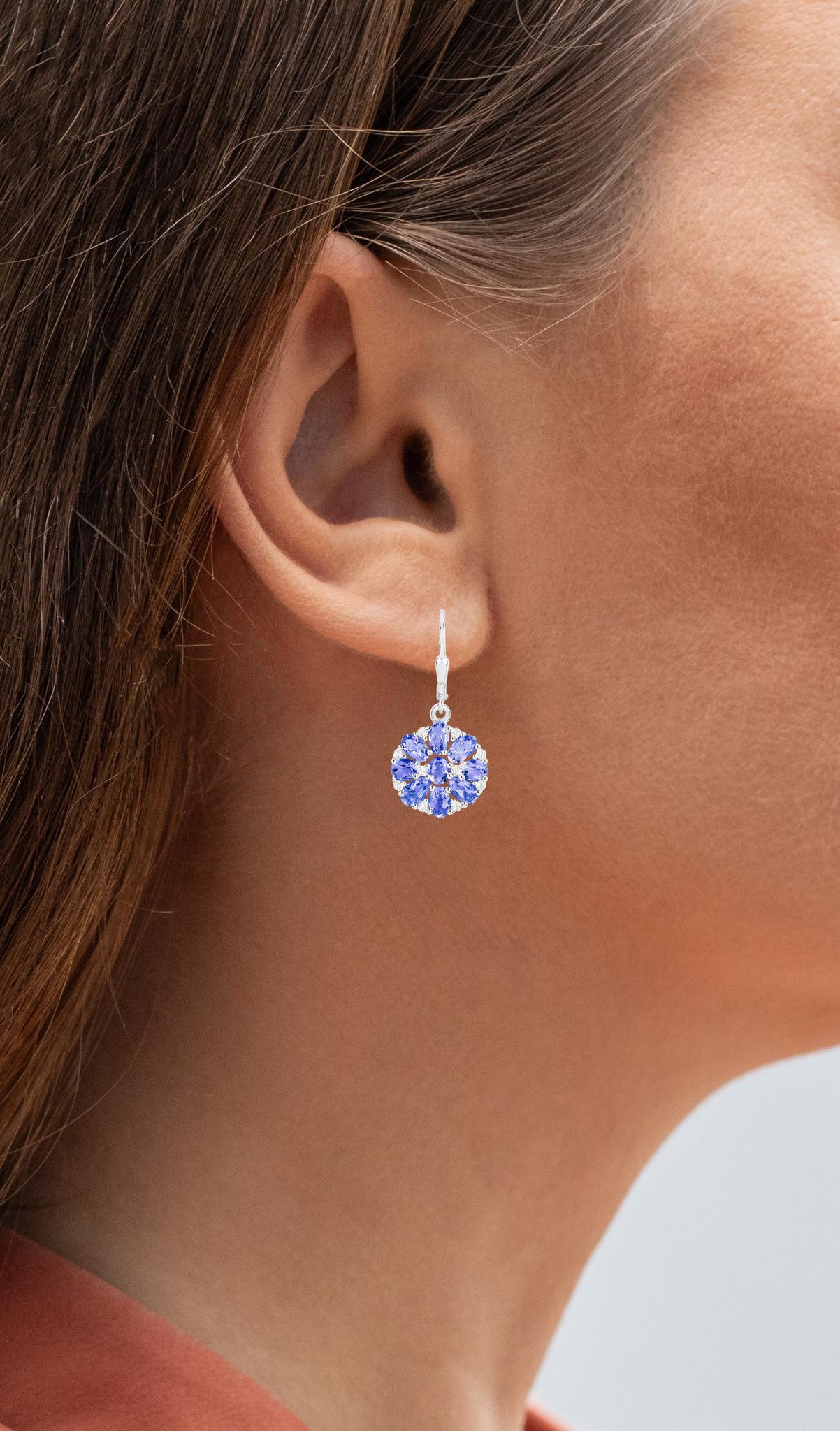 It comes with the Gemological Appraisal by GIA GG/AJP
All Gemstones are Natural in Origin
18 Tanzanites = 2.50 Carats
20 White Topazes = 0.40 Carats
Metal: Rhodium Plated Sterling Silver
Level Back
Dimensions: 26 x 15 mm