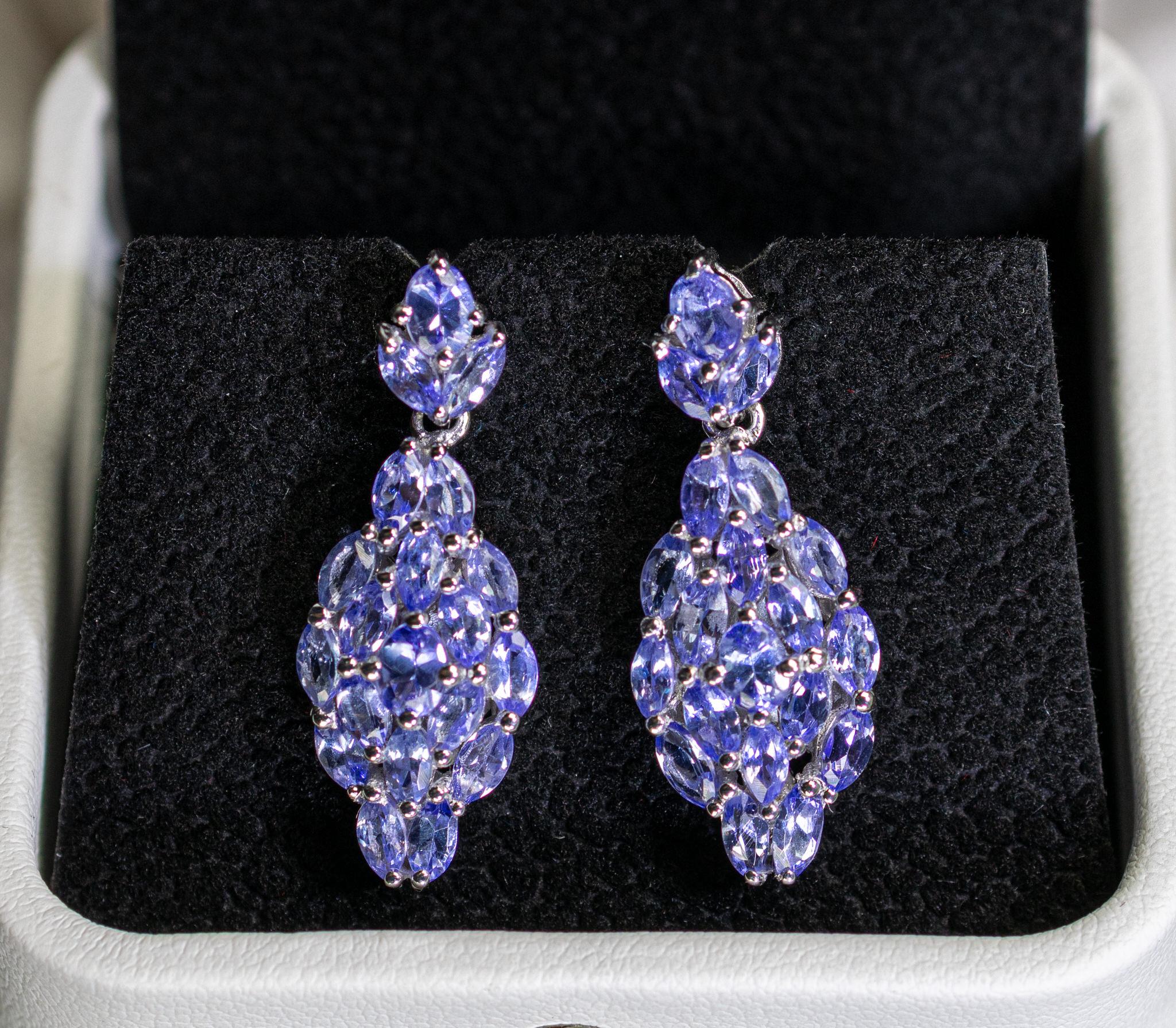 Viene fornito con la valutazione gemmologica GG/AJP.
Tutte le gemme sono naturali
40 tanzaniti = 3,55 carati
Taglio: Marquise, Ovale
Metallo: Argento placcato in rodio
Dimensioni: 28 x 11 x 6 mm