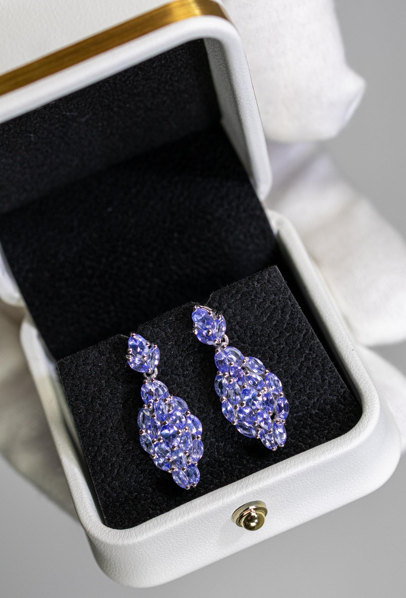 Taille mixte Boucles d'oreilles grappe de tanzanites en argent sterling de 3,55 carats en vente
