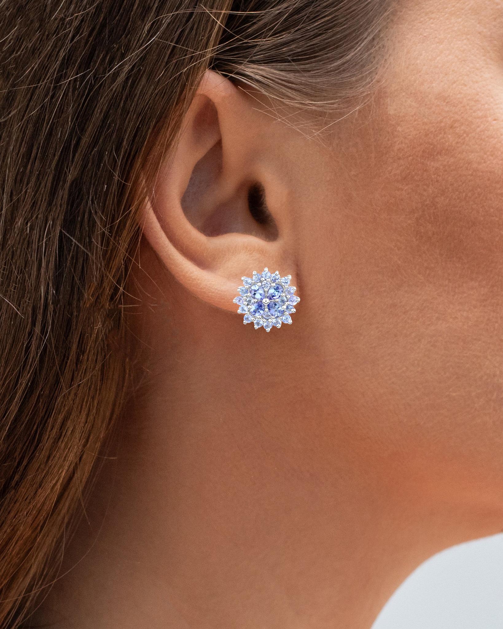 Il est accompagné d'une évaluation gemmologique par la GIA (GG/AJP).
Toutes les pierres précieuses sont d'origine naturelle
48 Tanzanites = 2,55 Carats
Métal : Argent sterling plaqué rhodium
Poteau avec dos de friction
Dimensions : 14 x 14 mm