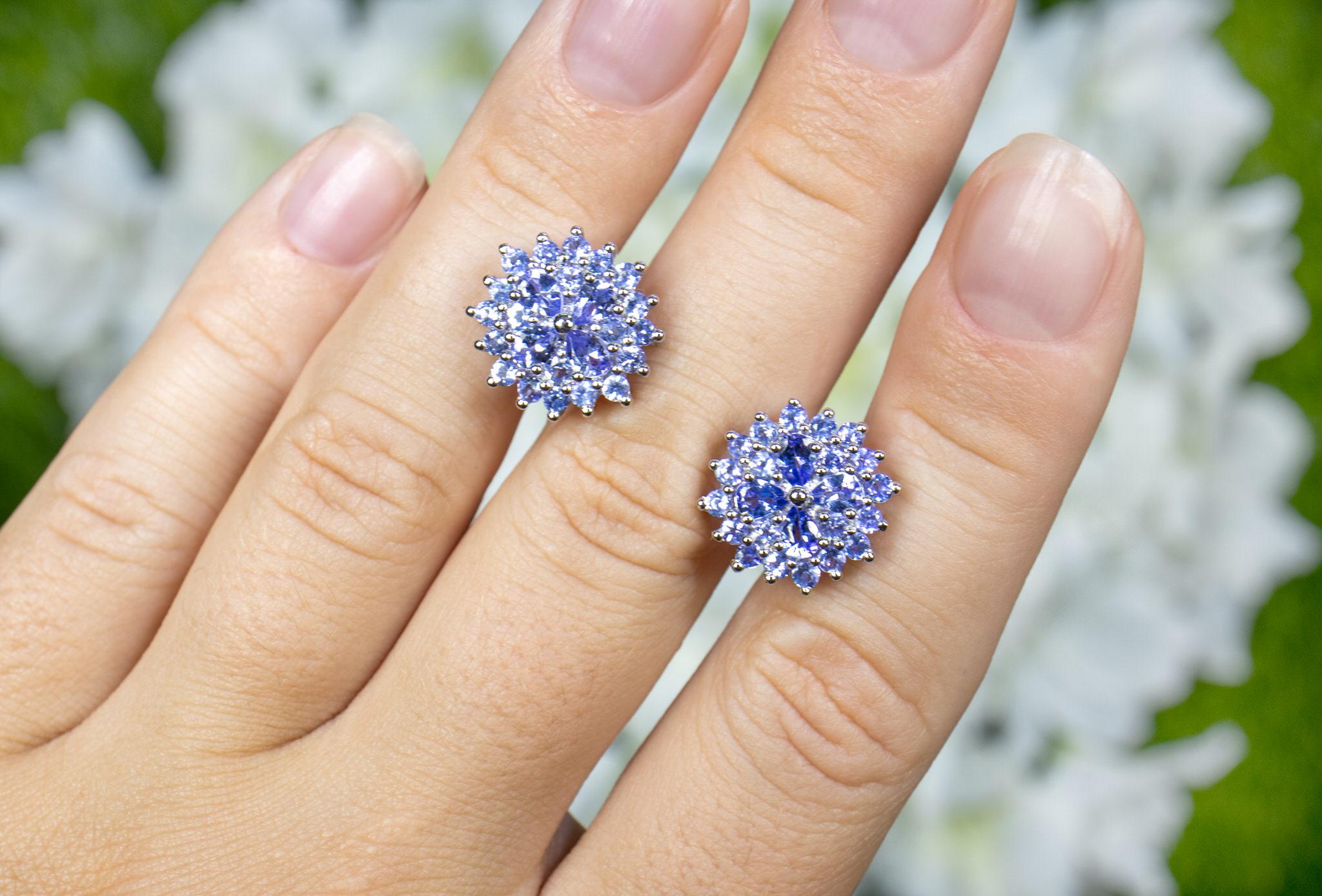 Contemporain Clous d'oreilles grappe de tanzanites 2,55 carats en vente