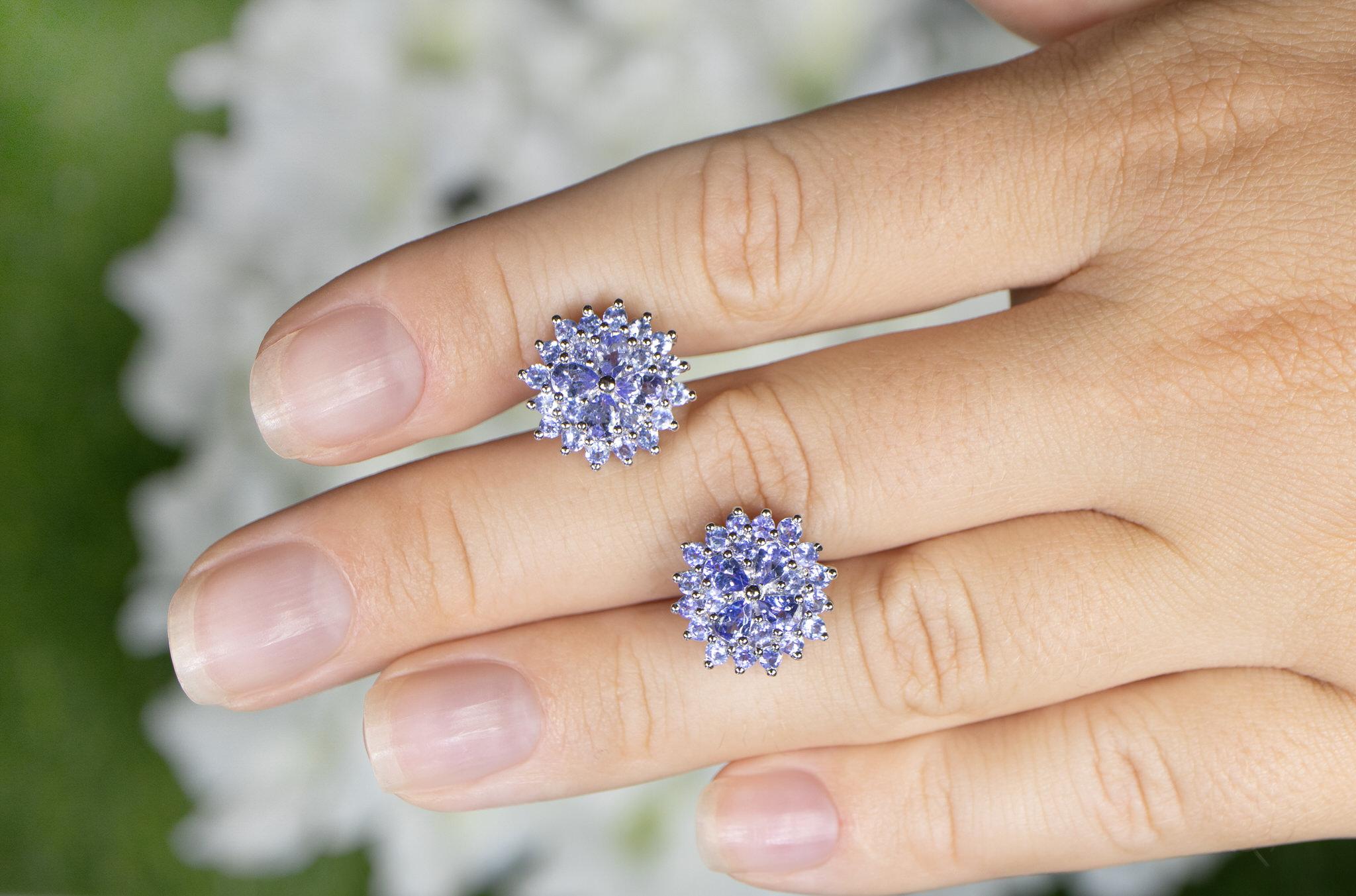 Clous d'oreilles grappe de tanzanites 2,55 carats Excellent état - En vente à Aliso Viejo, CA