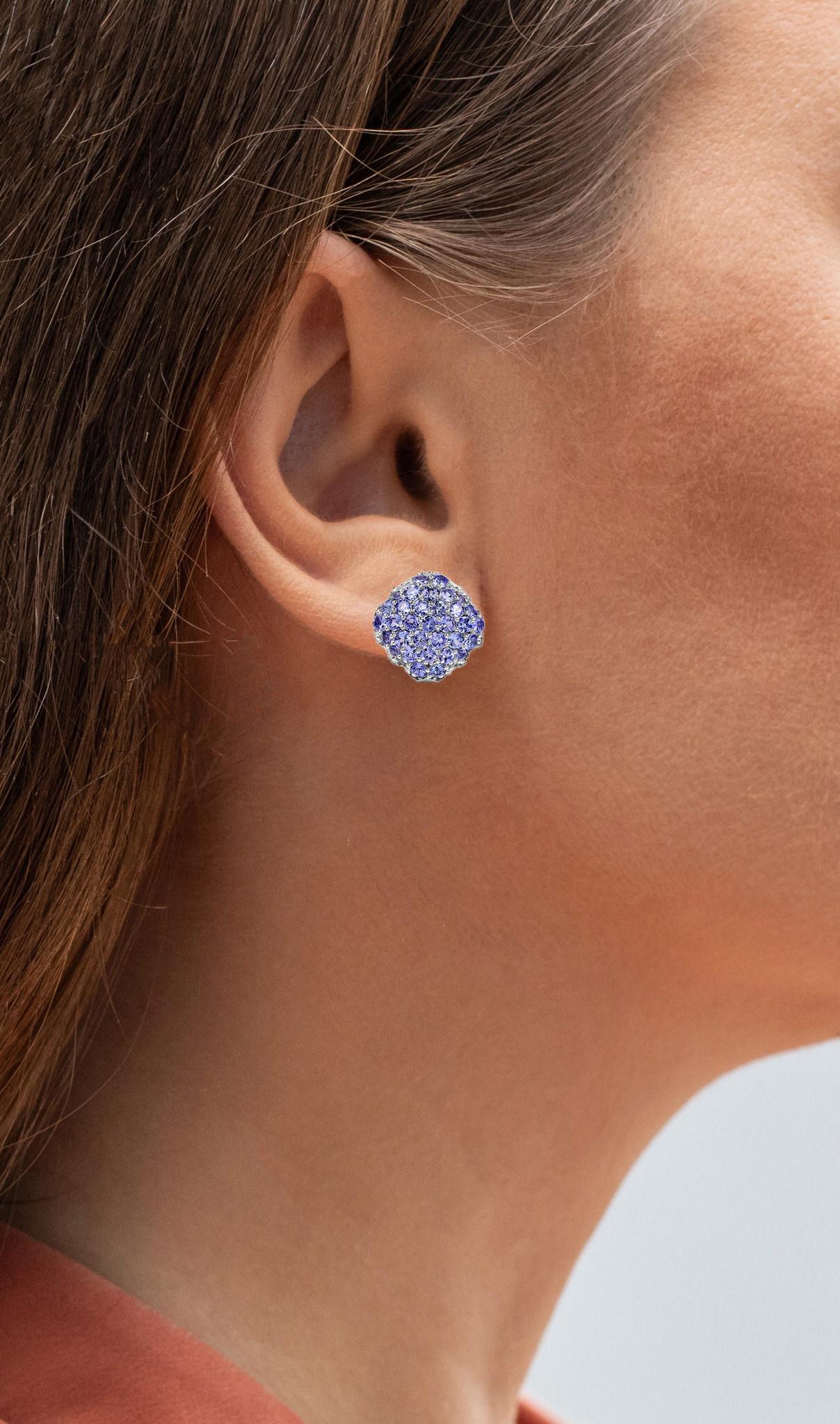 It comes with the Gemological Appraisal by GIA GG/AJP
All gemstones are natural
66 Tanzanite = 3.12 Carats
Metal: Rhodium Plated Sterling Silver
Dimensions: 15 x 15 mm