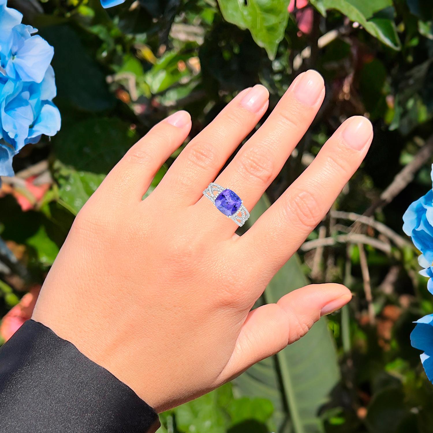 Anillo Cocktail Tanzanita Engaste Diamantes 5.1 Quilates Total Oro 14K Contemporáneo en venta