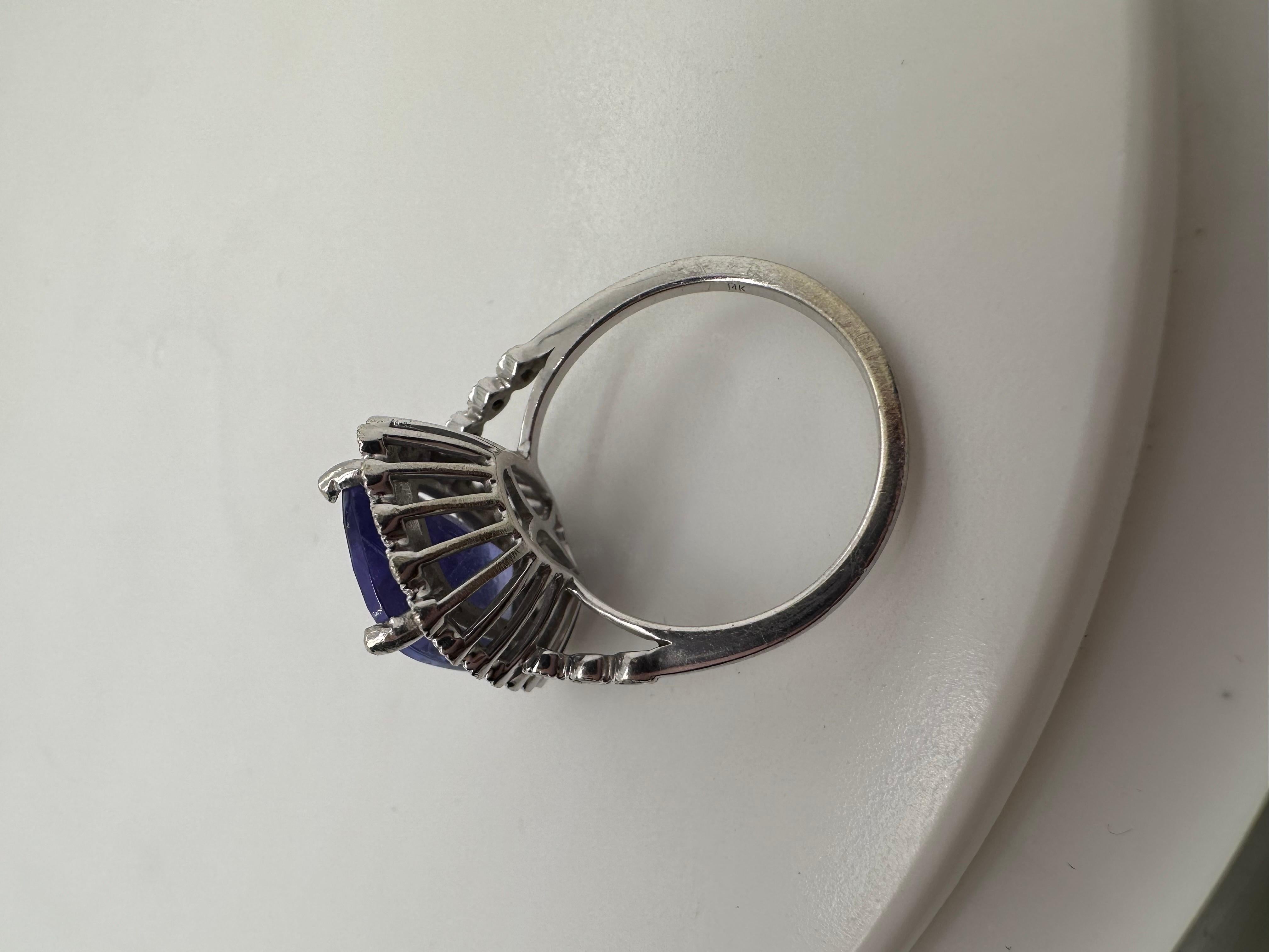 8.25ct Rectangular Cushion Tanzanite gemstone, 100% natural certified as origin Tanzania. An aboslute gorgeous color of purplish blue. The design looks vintage and very fethery, its not heavy and not flimsy its a sterdy elegant ring.This ring will