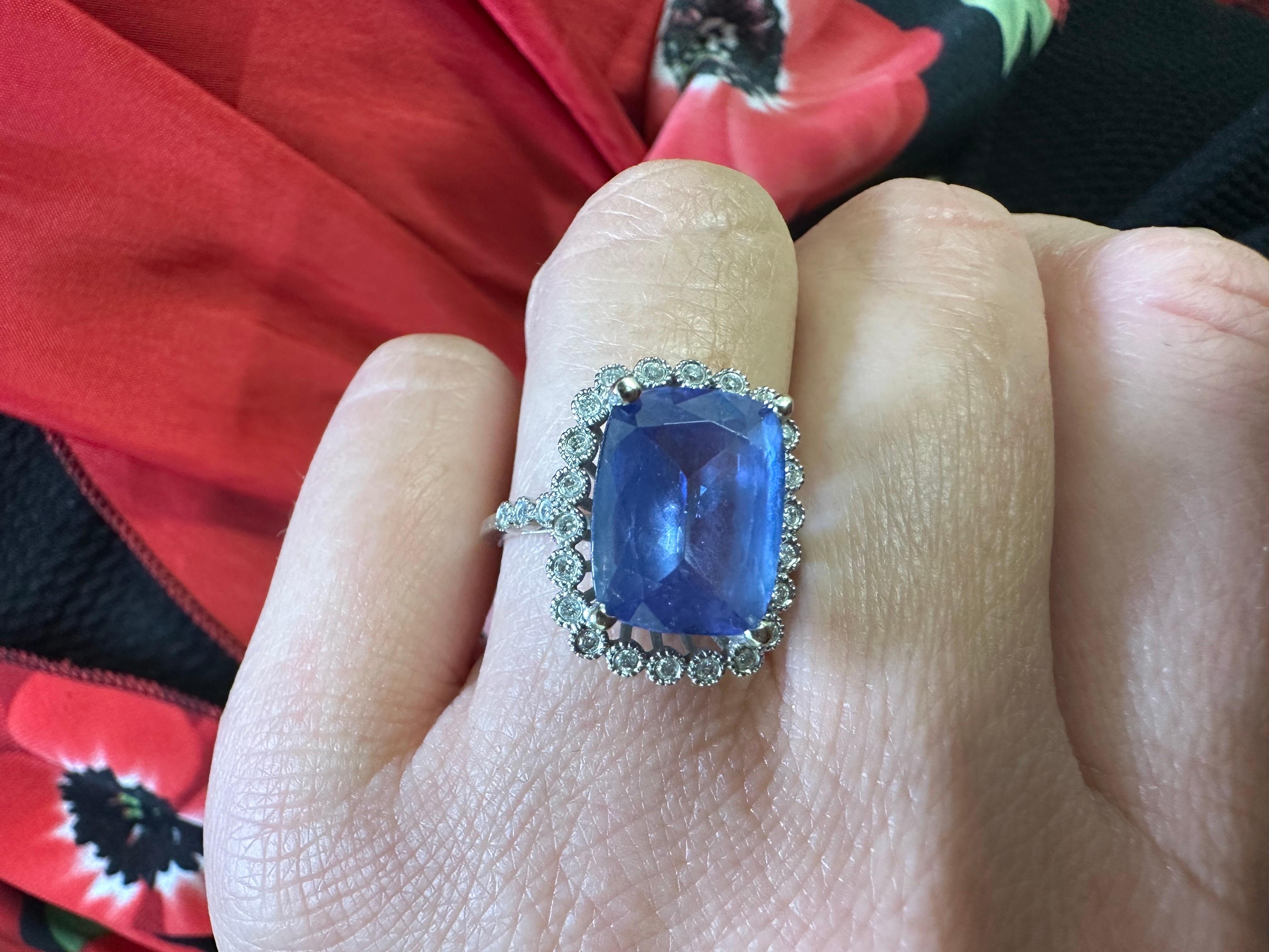 Tanzanite cocktail ring with diamonds 14KT gold In Excellent Condition For Sale In Boca Raton, FL