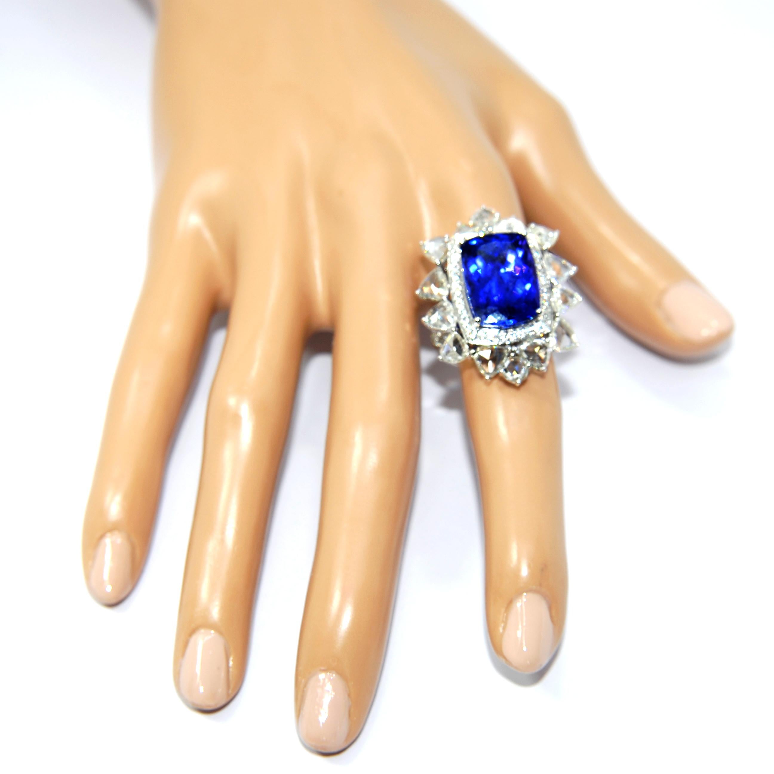 Tanzanite Cocktial Ring in 18 Karat Gold Nested in an Oval Crown of Diamonds In New Condition In Bilbao, ES