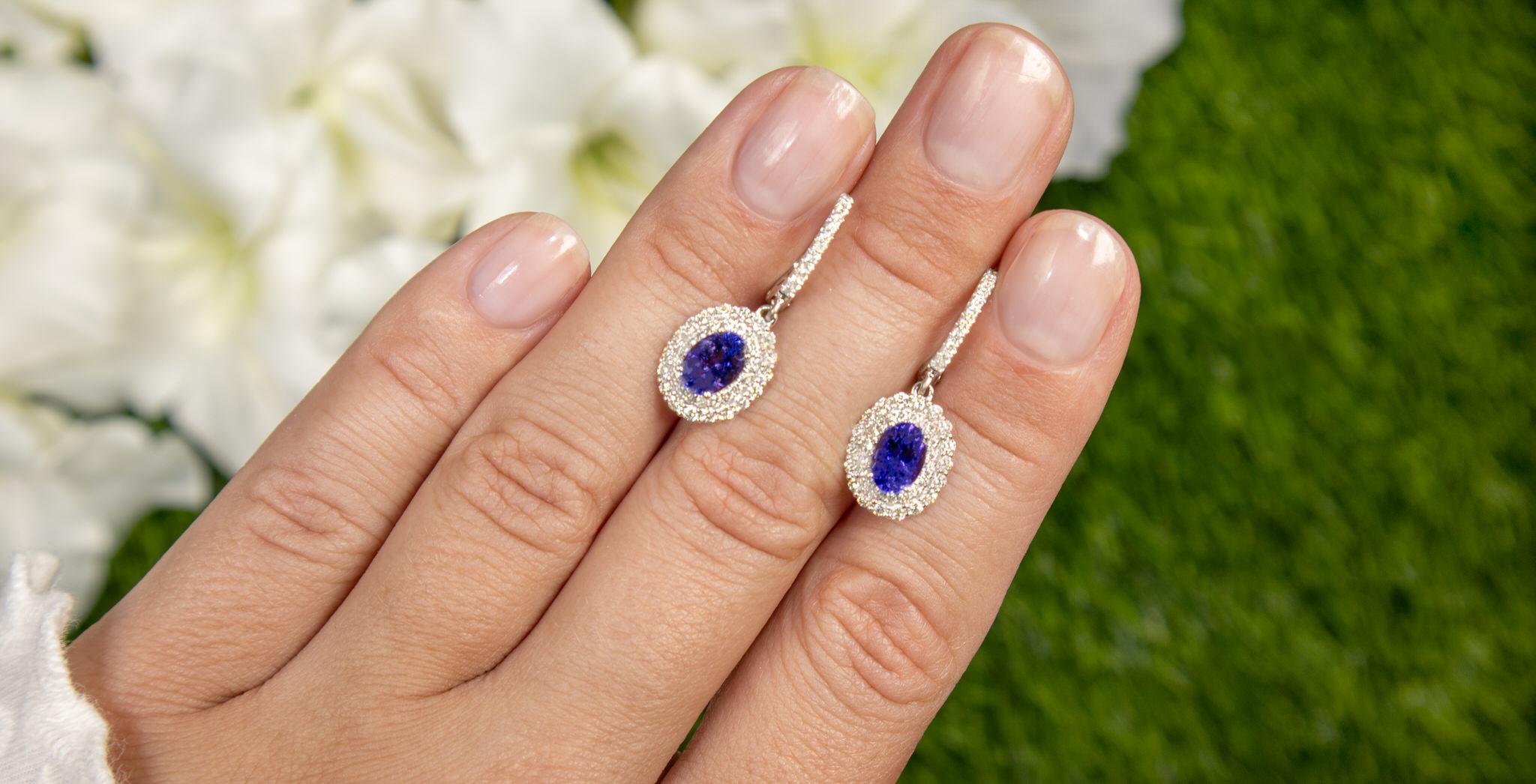 Contemporaneo Orecchini pendenti di tanzanite con diamanti 2,5 carati totali in vendita