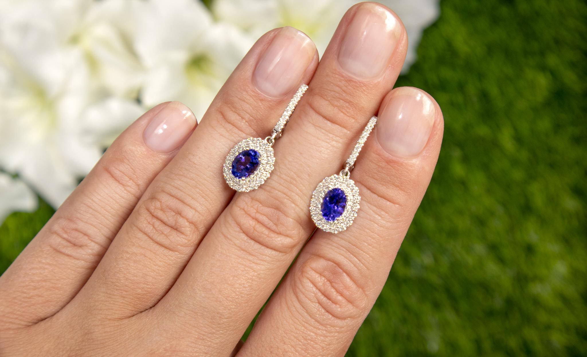 Taglio ovale Orecchini pendenti di tanzanite con diamanti 2,5 carati totali in vendita