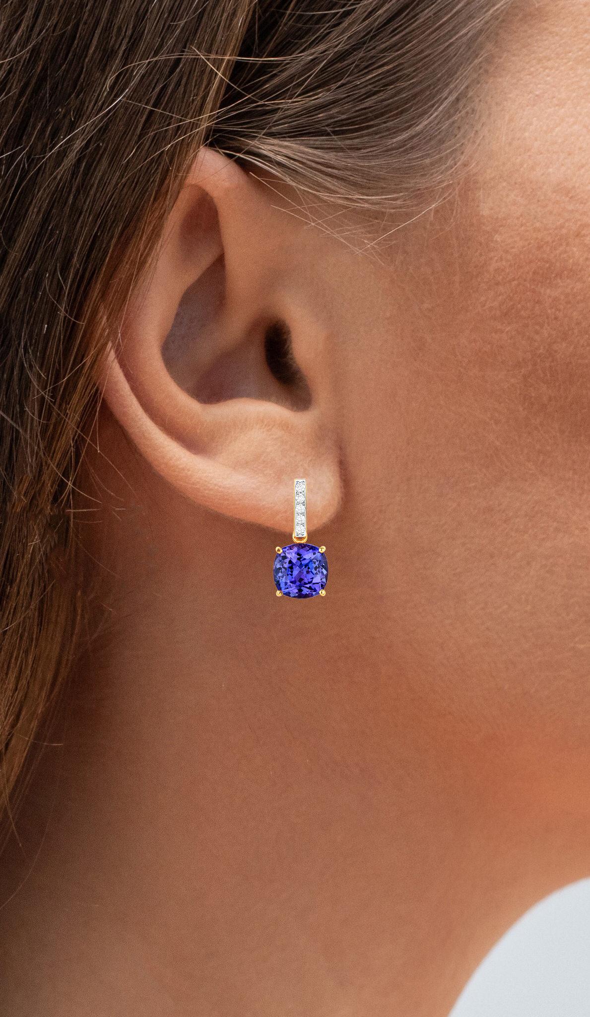 Contemporain Pendants d'oreilles en or jaune 14 carats avec tanzanite sertie de 5,65 carats en vente