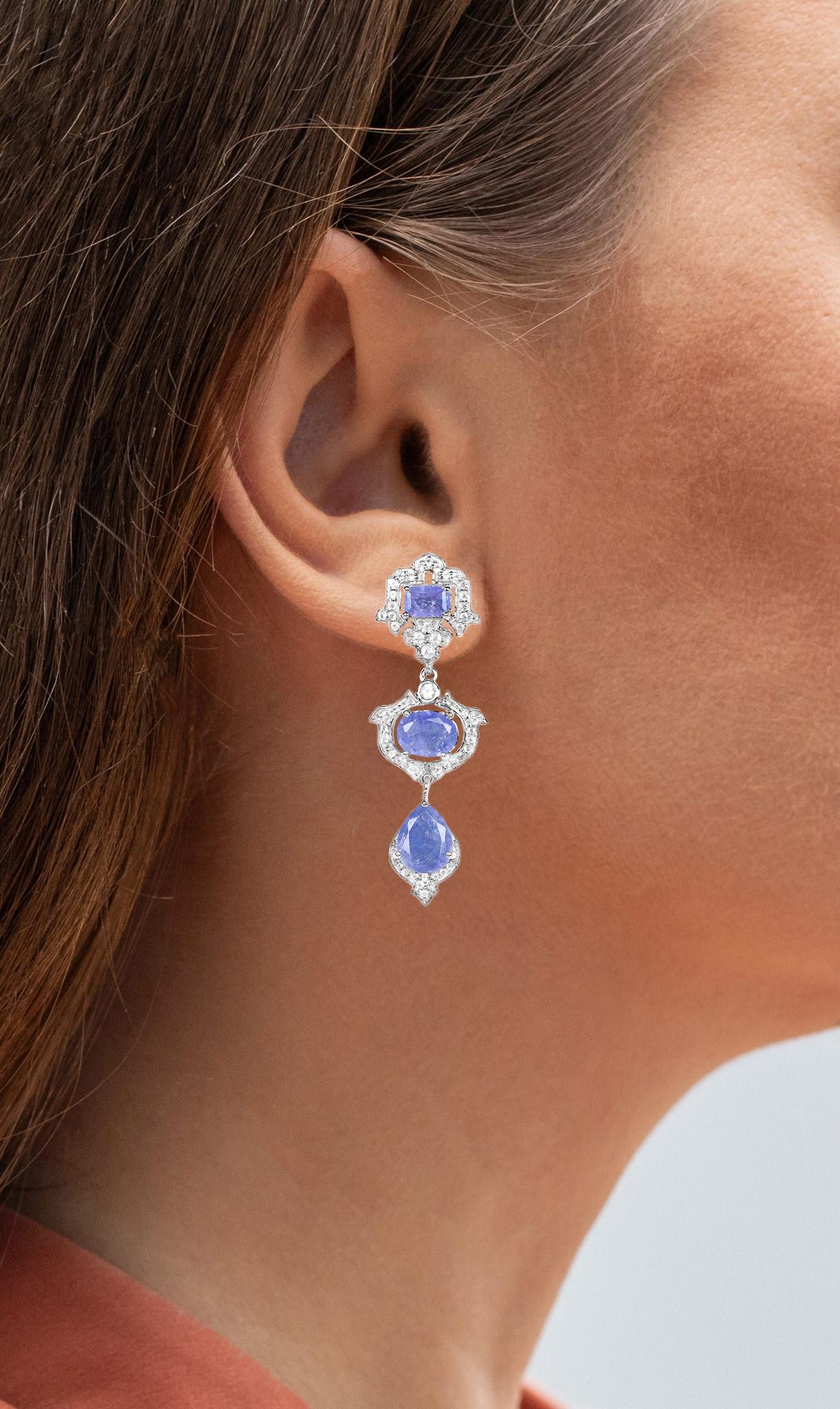 Es kommt mit dem Gemmologischen Gutachten von GIA GG/AJP
Alle Edelsteine sind natürlich
6 Tansanite = 8,60 Karat
Weißer Topas = 0,95 Karat
Metall: Sterling Silber
Abmessungen: 44 x 15 mm