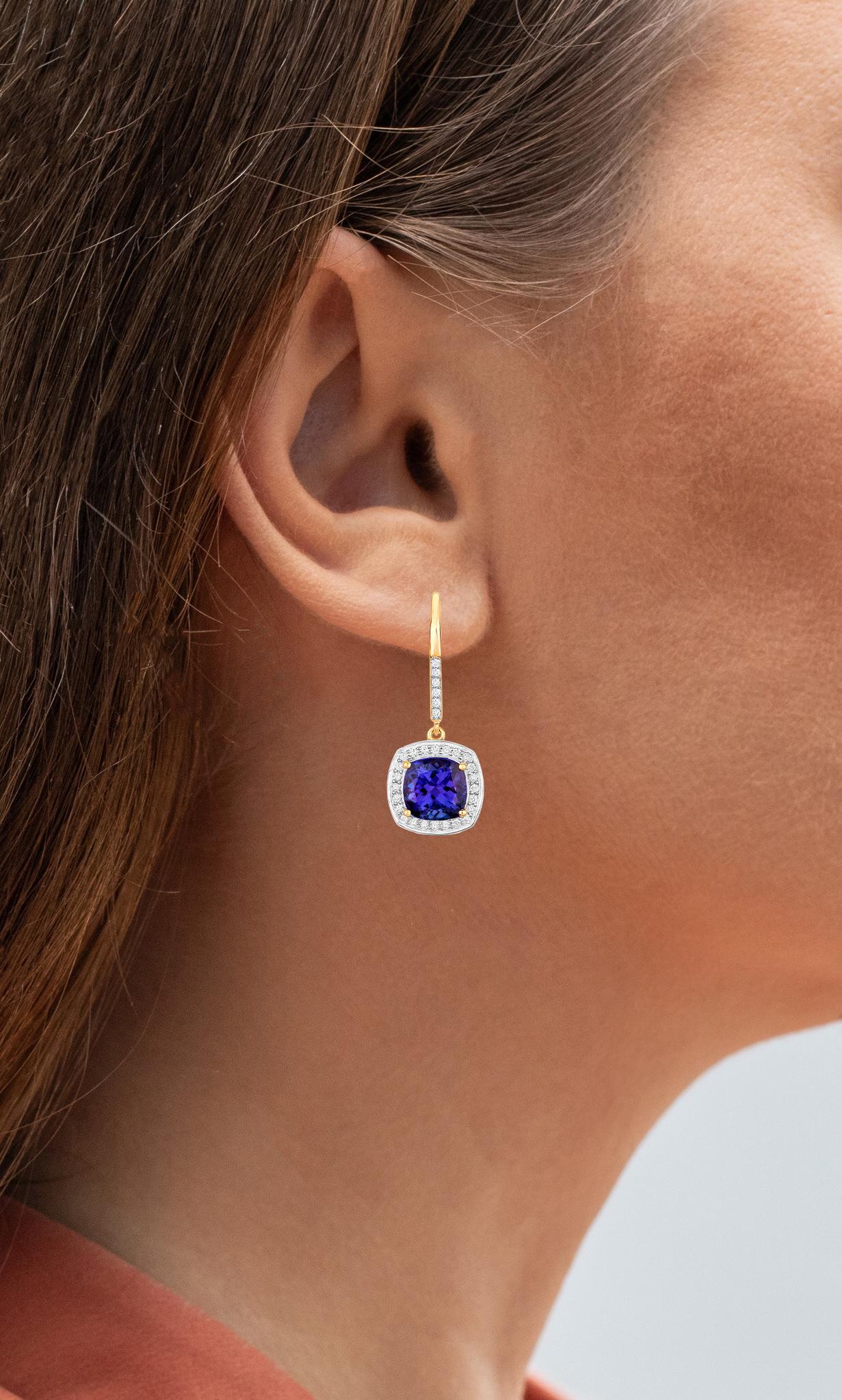 It comes with the Gemological Appraisal by GIA GG/AJP
All Gemstones are Natural
2 Cushion Tanzanite = 5.50 Carats
60 Round Diamonds = 0.60 Carats
Metal: 14K Yellow Gold
Dimensions: 33 x 13 mm