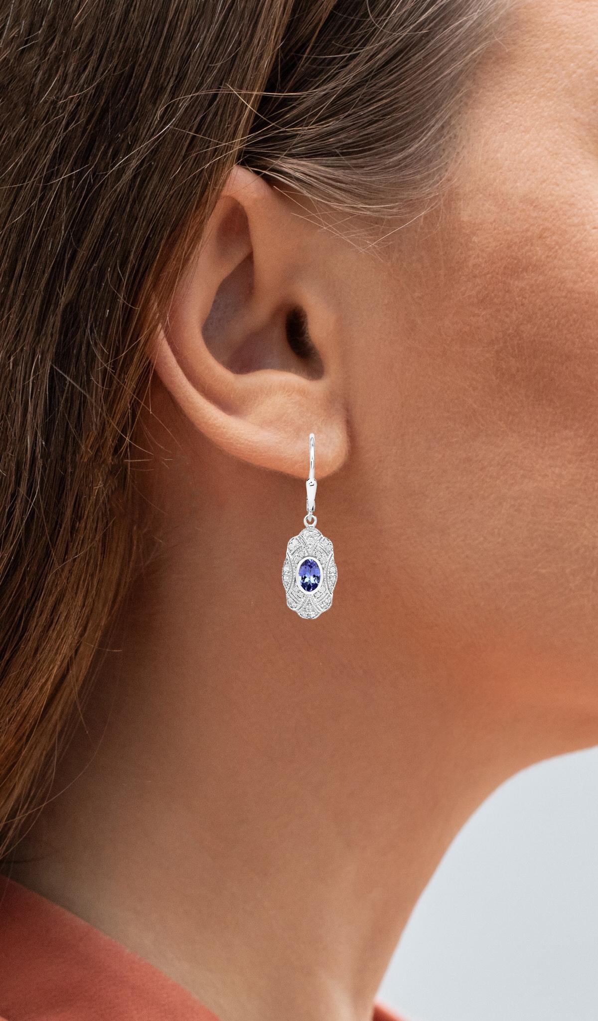 It comes with the Gemological Appraisal by GIA GG/AJP
All Gemstones are Natural in Origin
2 Tanzanites = 0.90 Carats
52 White Topazes = 0.26 Carats
Metal: Rhodium Plated Sterling Silver
Level Back
Dimensions: 35 x 11 mm
