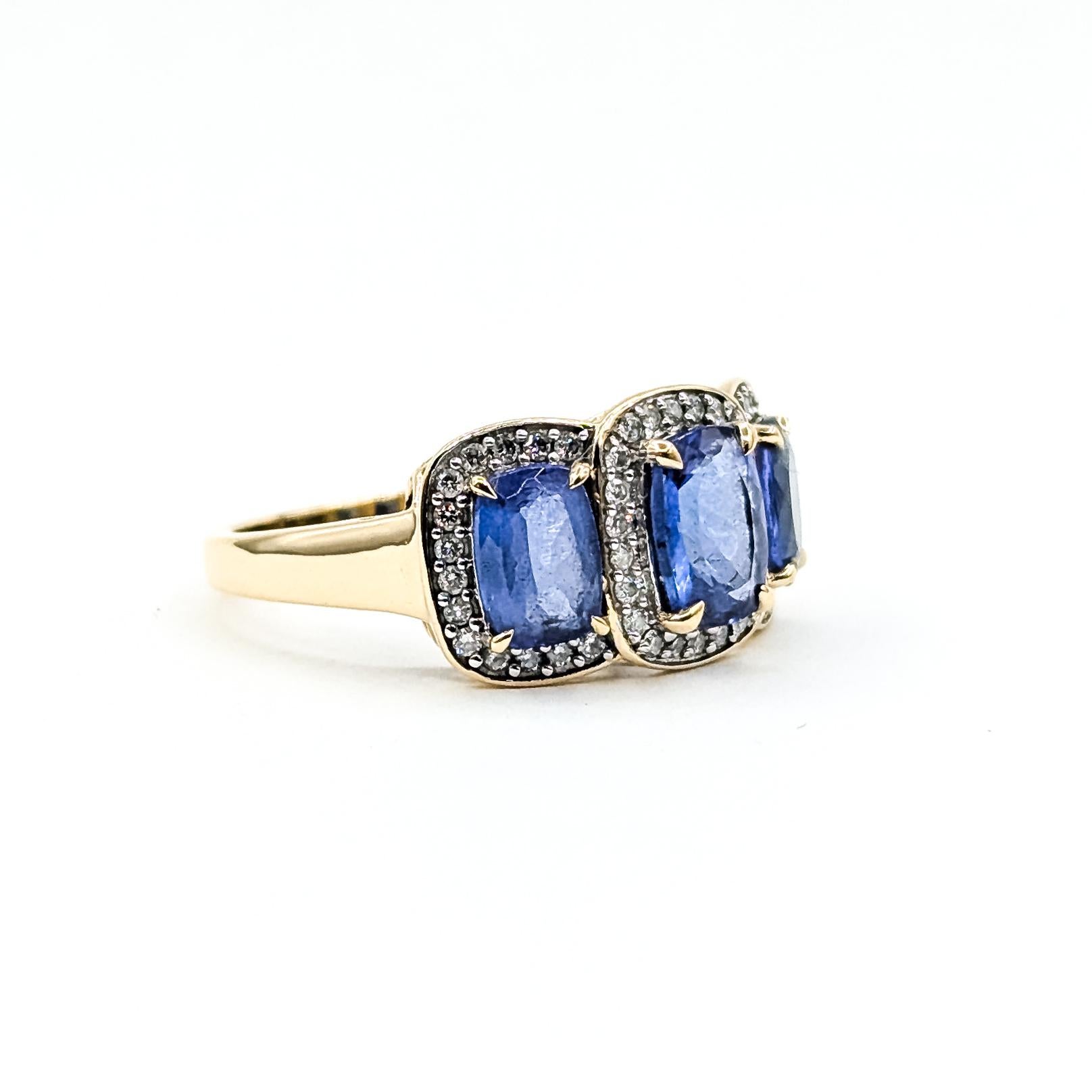 Bague à trois pierres en or jaune 14k (Tanzanite et diamant)

Cette bague est réalisée en or jaune 14k et présente 3,15 carats de tanzanites en serti clos, disposées selon un agencement classique à trois pierres. Chaque tanzanite est encadrée de