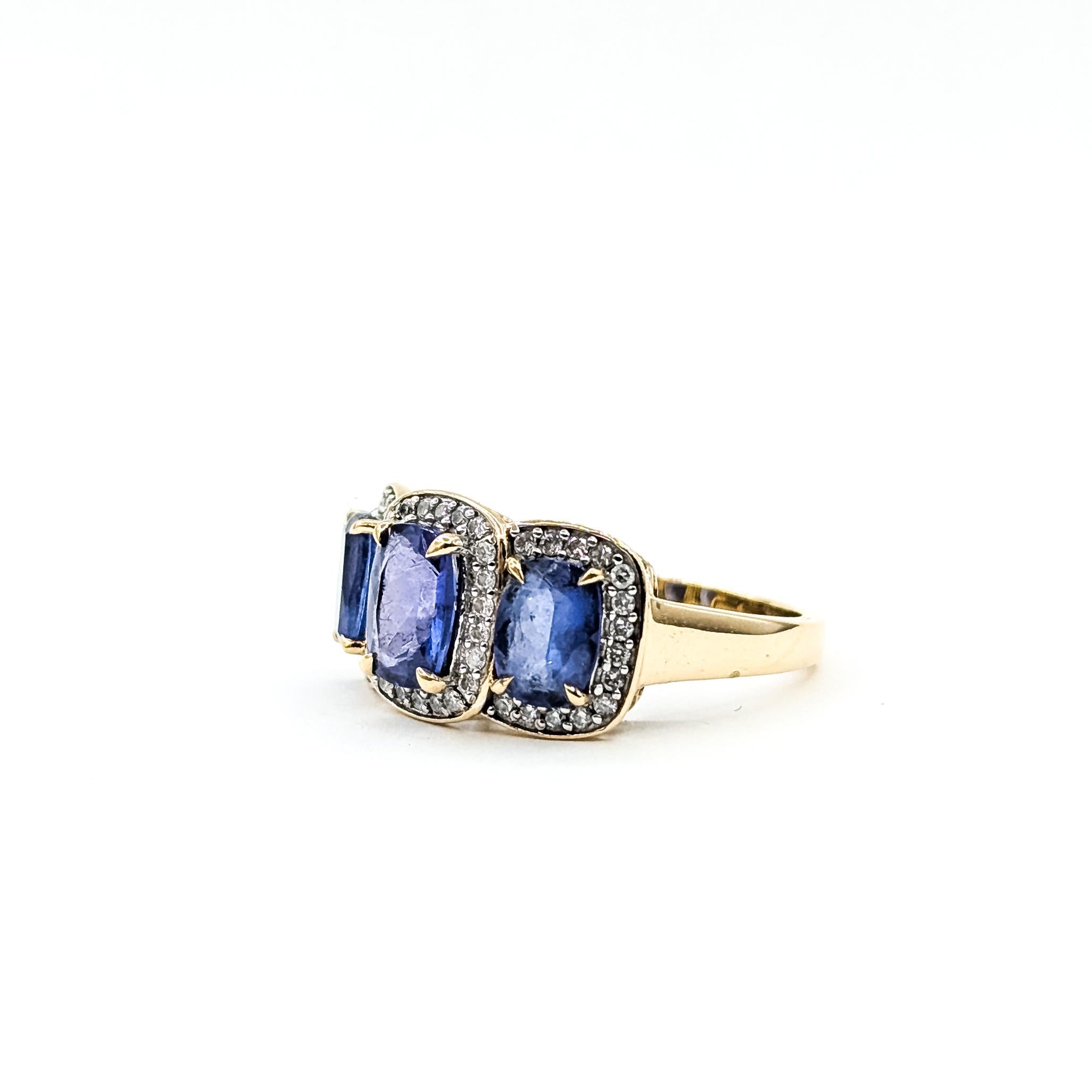 Contemporain Bague à trois pierres en or jaune 14k (Tanzanite et diamant) en vente