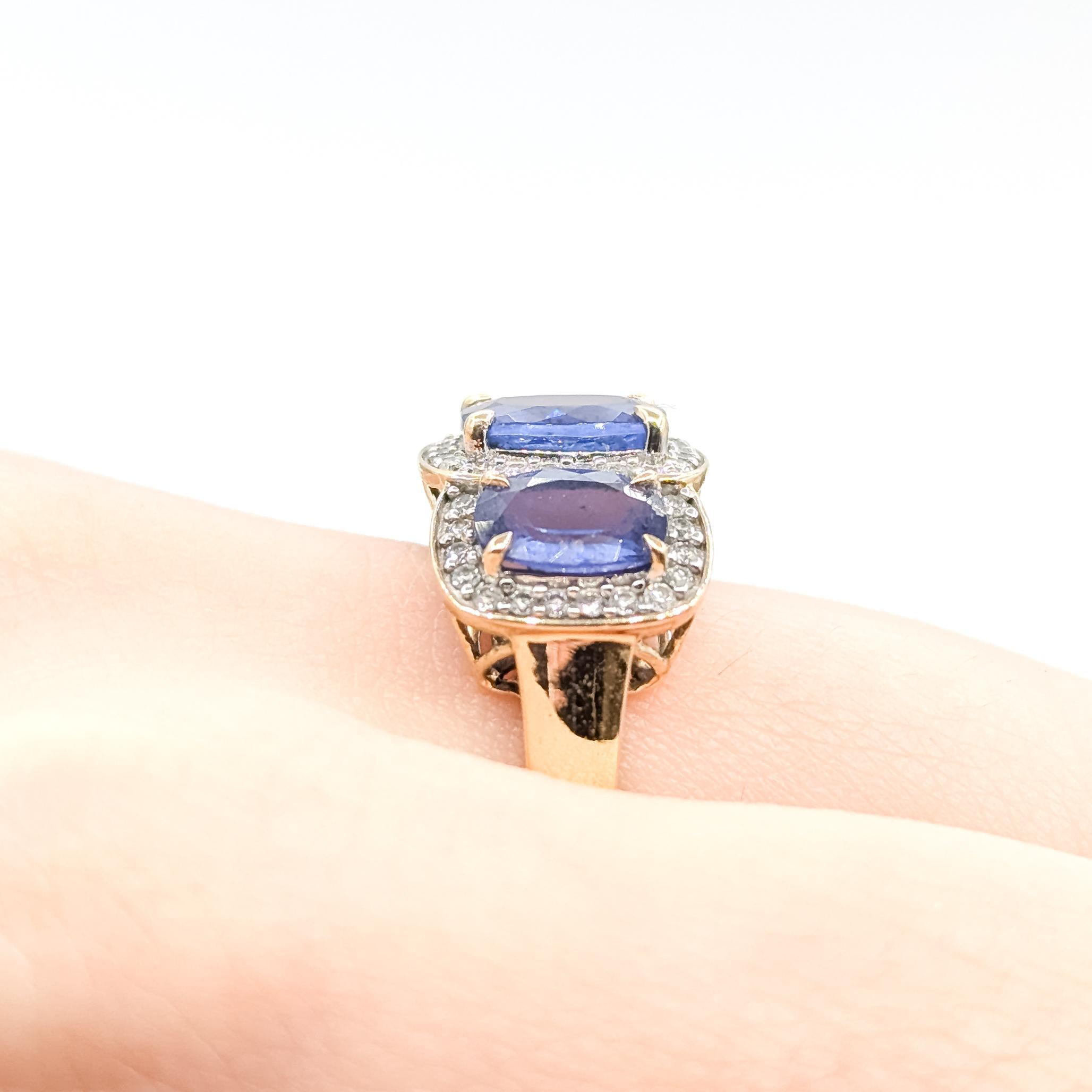 Taille coussin Bague à trois pierres en or jaune 14k (Tanzanite et diamant) en vente