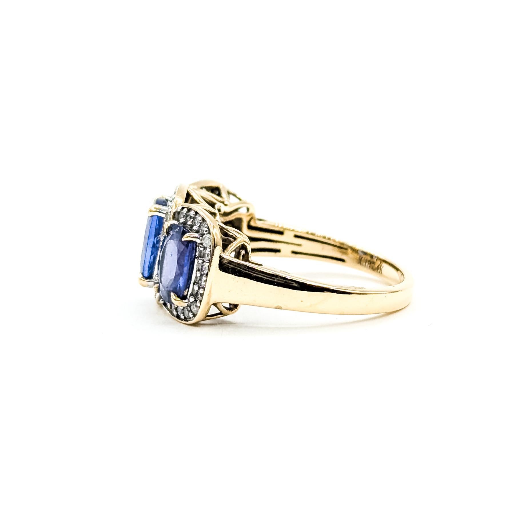 Bague à trois pierres en or jaune 14k (Tanzanite et diamant) en vente 3